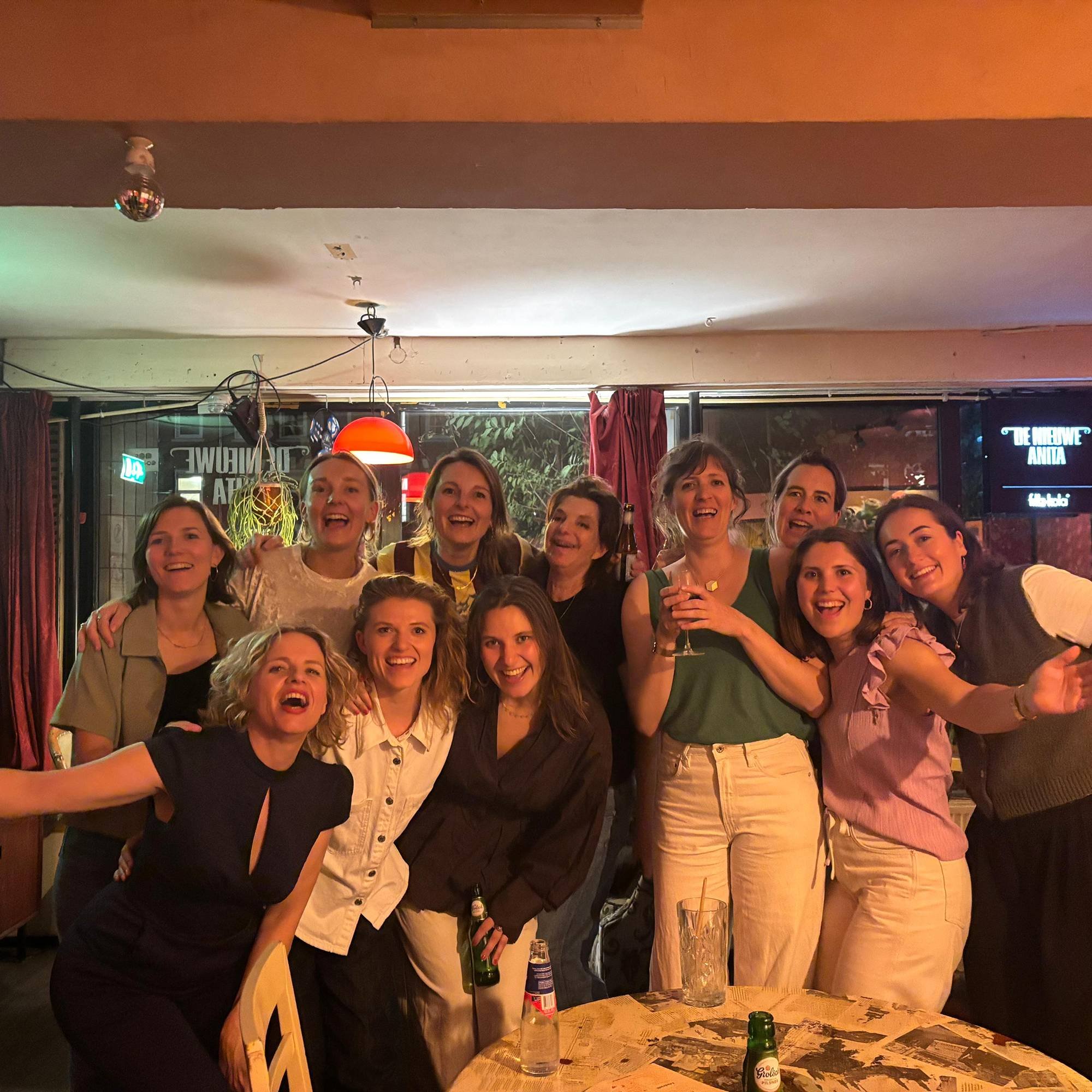 Groepsfoto van deelnemers van Comedy Queens stand up cursus