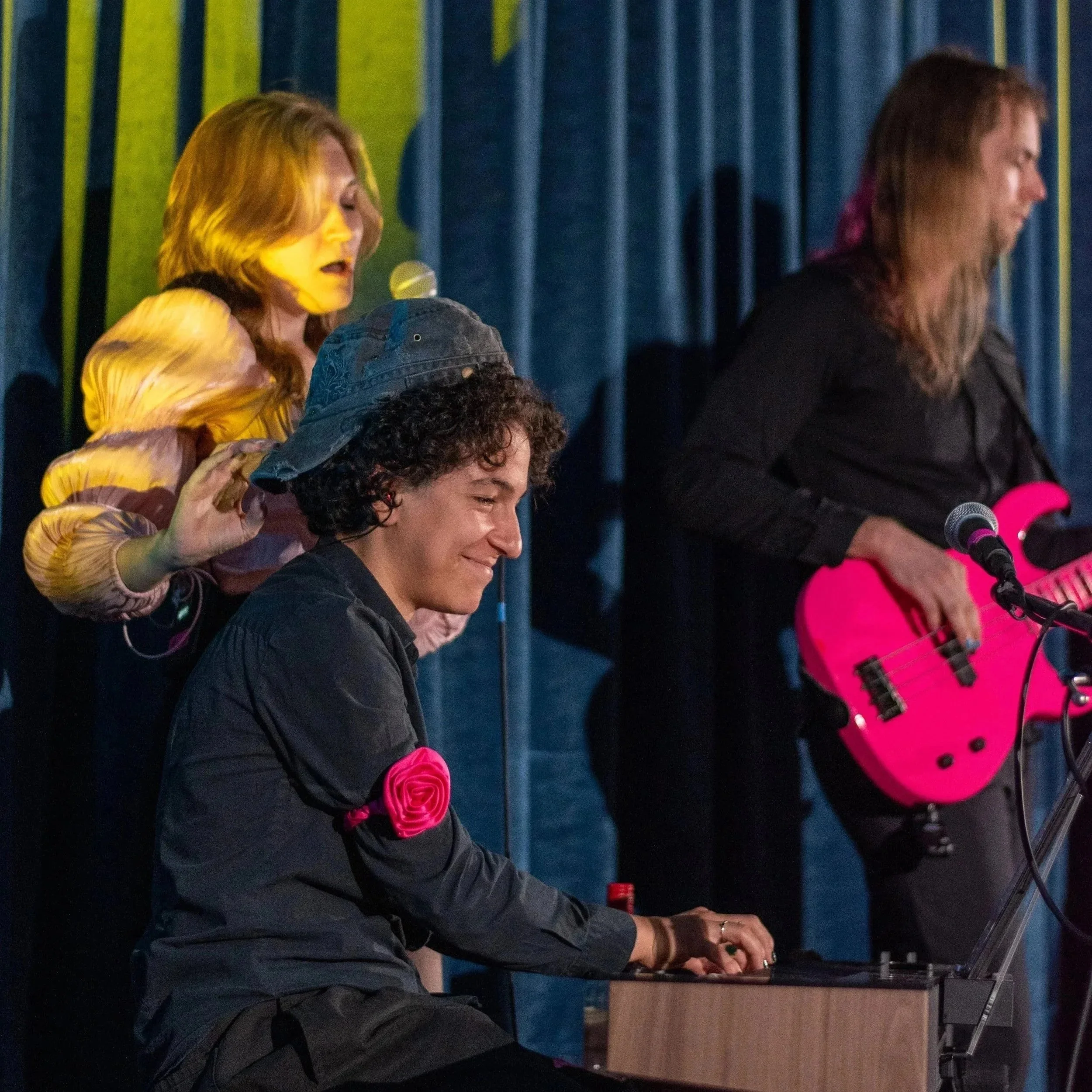 Mehrere Menschen machen Musik.