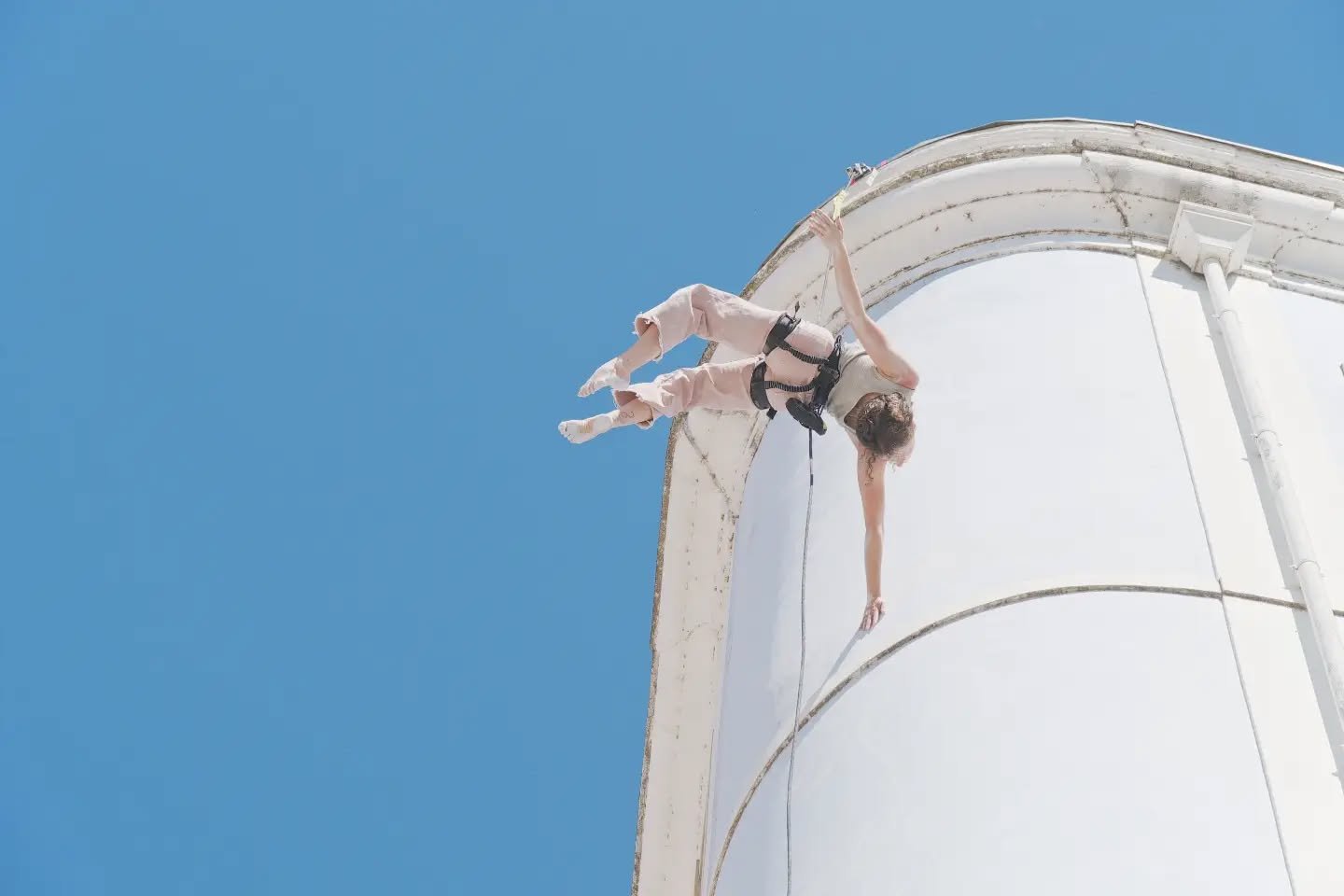 Rehearsals for our show "Tr&iacute; F&aacute;brica" tomorrow at @artinrua // 18h &amp; 21h 

Gorgeous images by @milliganipulation 

Rigging by the legendary @evilangelsrigging