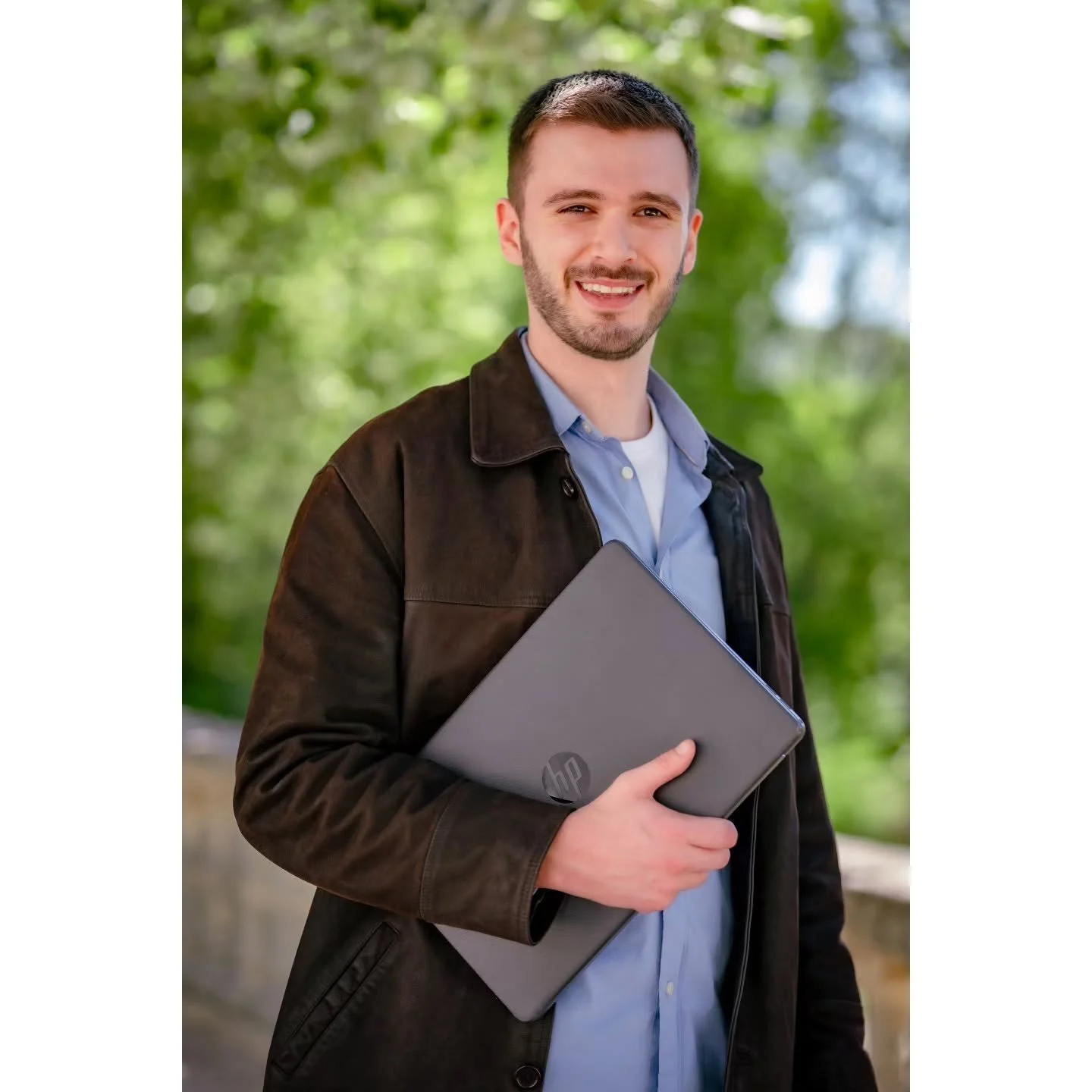 &laquo; Les plus beaux portraits sont souvent ceux o&ugrave; l'on oublie l'objectif. &raquo; 📸 

Merci @zzz.benjamin de m'avoir fait confiance 🙏
.
.
.
.
#portrait_vision #portraitphoto #professionalphotographer #businessportrait #outdoorportrait