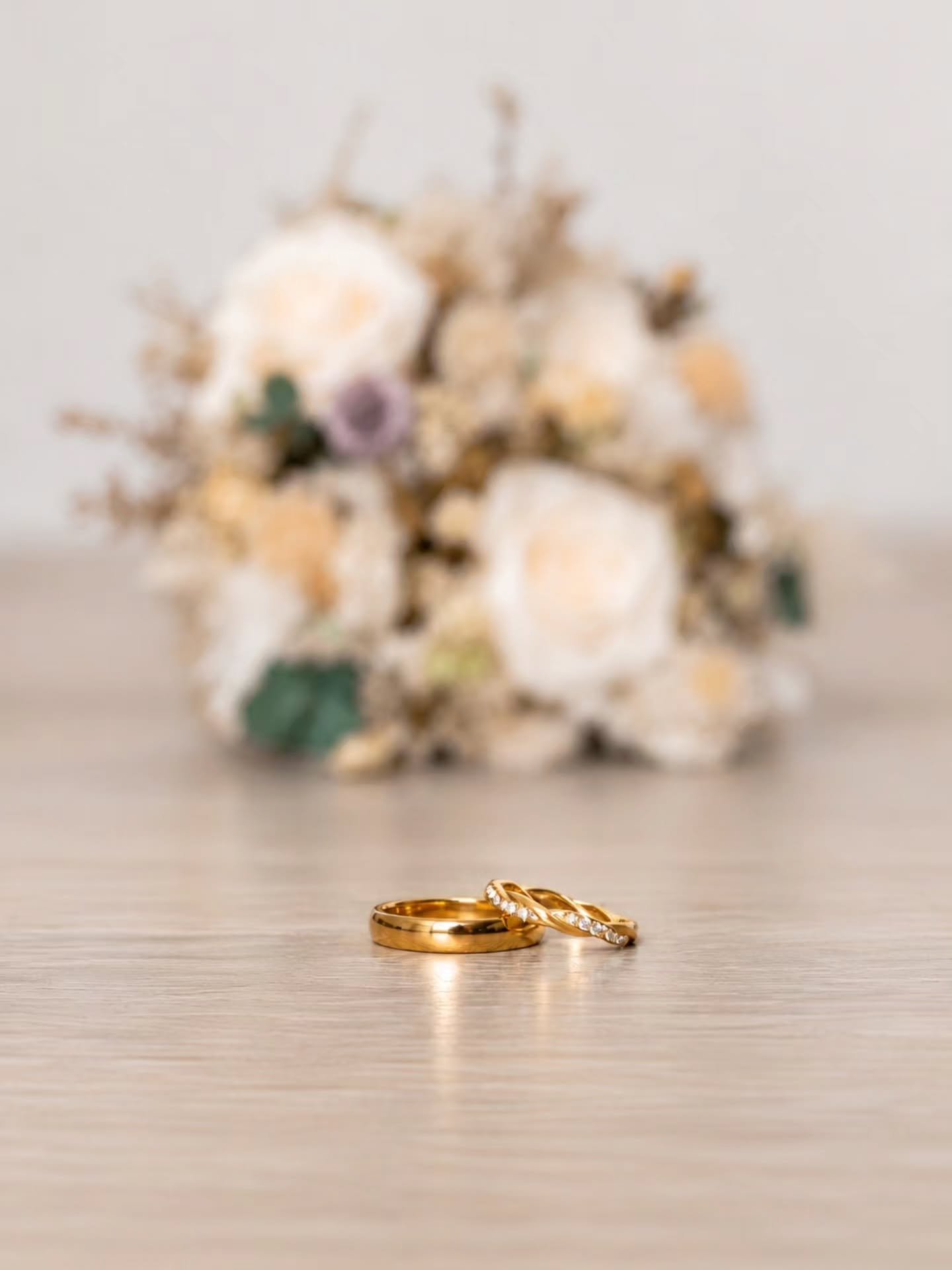 Les petits d&eacute;tails d&rsquo;un grand jour&hellip; 🤍💍
Avant les regards, les larmes et le &laquo; oui &raquo;, il y a tous ces petits d&eacute;tails qui racontent d&eacute;j&agrave; votre histoire.

📷 Photographie de mariage &mdash; L&rsquo;i