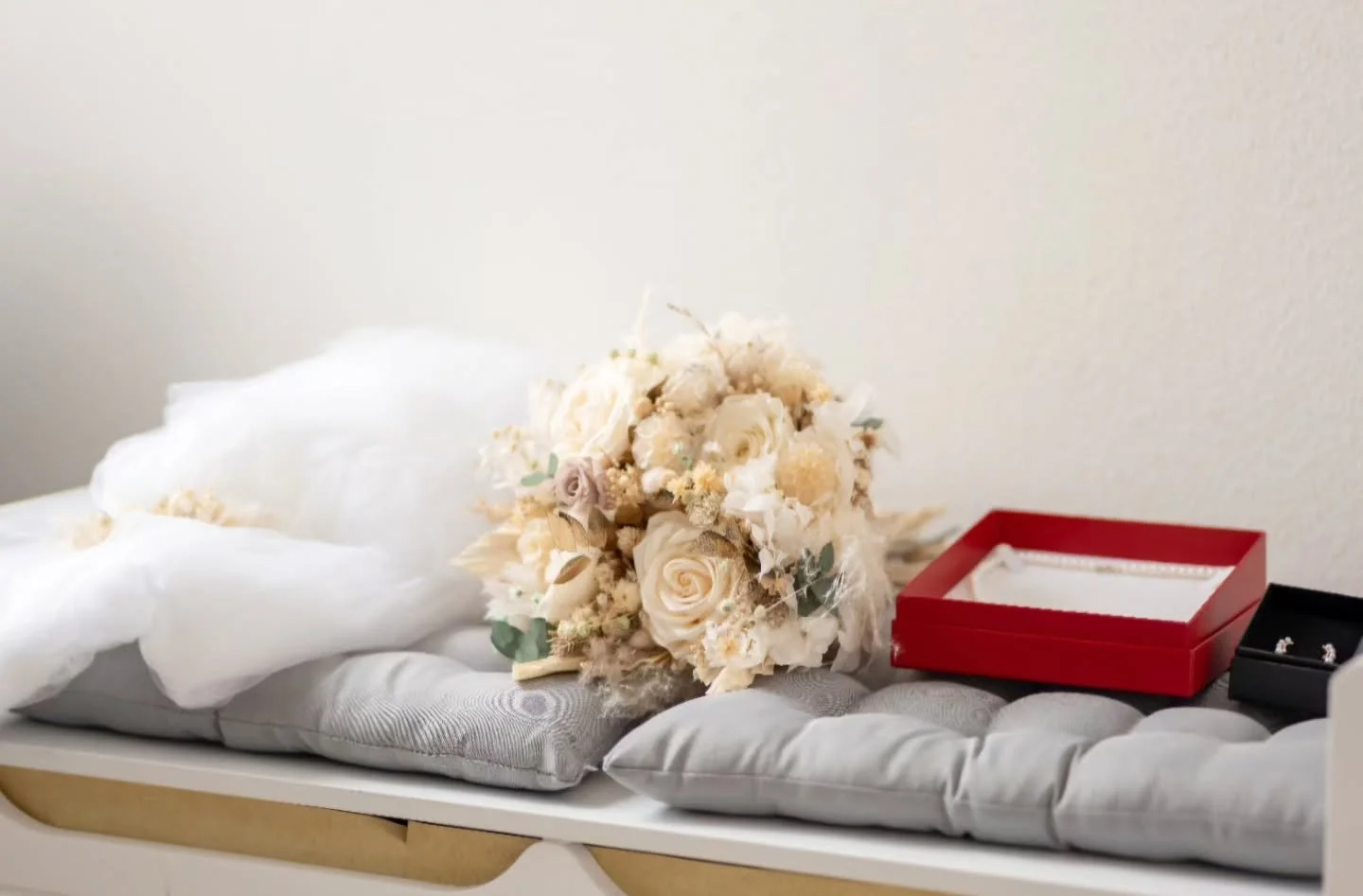 Les d&eacute;tails d&rsquo;une journ&eacute;e que l&rsquo;on voudrait pouvoir revivre encore et encore&hellip; 🤍

Le bouquet, les bijoux, le voile&hellip; Chaque petit &eacute;l&eacute;ment raconte d&eacute;j&agrave; un morceau de votre histoire. ✨
