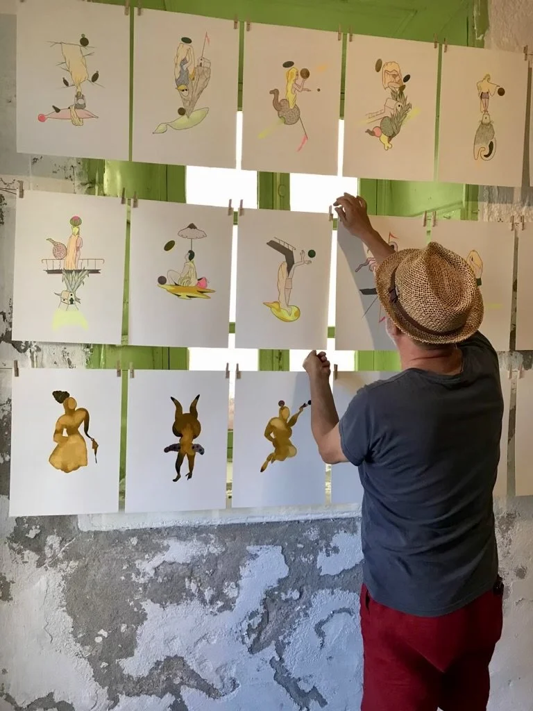 "Accrochage de l'exposition "424 Days" île de Leros Grèce 2026.