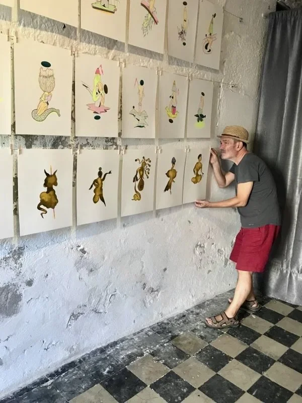 Accrochage de l'exposition "424 Days" île de Leros Grèce 2026.