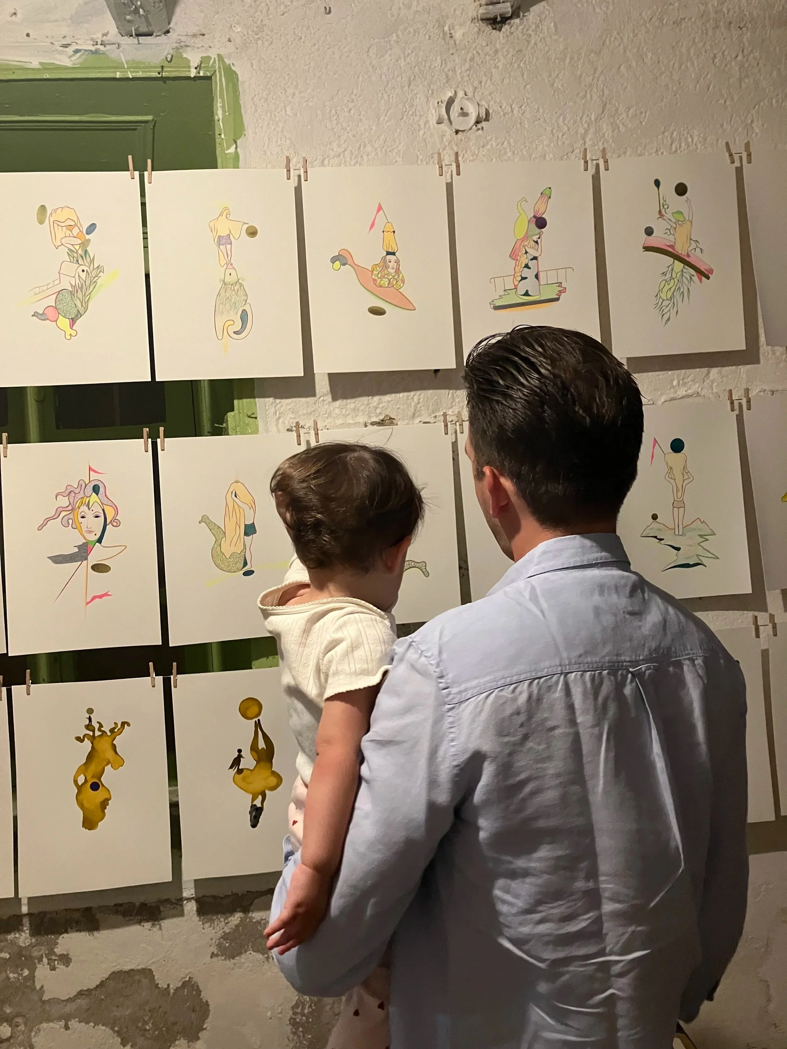 Un visiteur et son jeune fils, exposition "424 Days, île de Leros Grèce 2026
