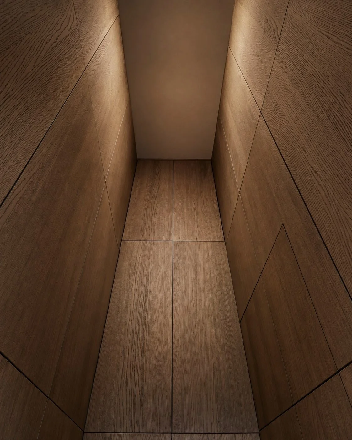 Binnenkant en plafond van ontworpen houten trap, met houten wanden.