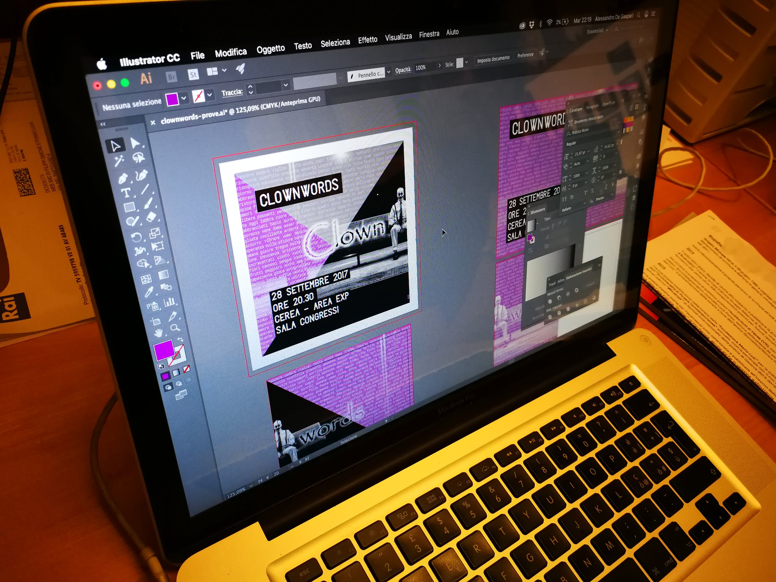 Schermo di computer con un progetto di grafica aperto, mostra immagini e testo relativi ad un evento del 28 settembre 2017 in una finestra di Adobe Illustrator.