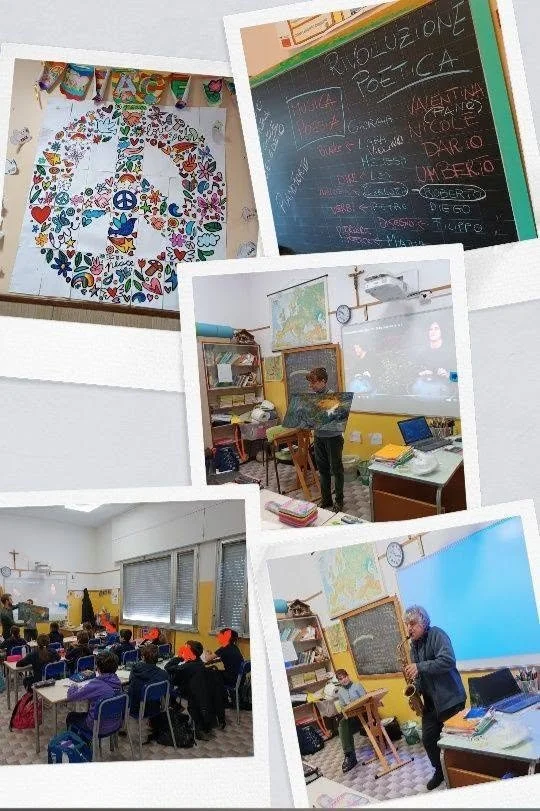 Collage di cinque foto di una classe scolastica con studenti e insegnanti, una decorazione con un grande simbolo della pace e arcobaleni, una lavagna con scritte in italiano e vari materiali educativi.
