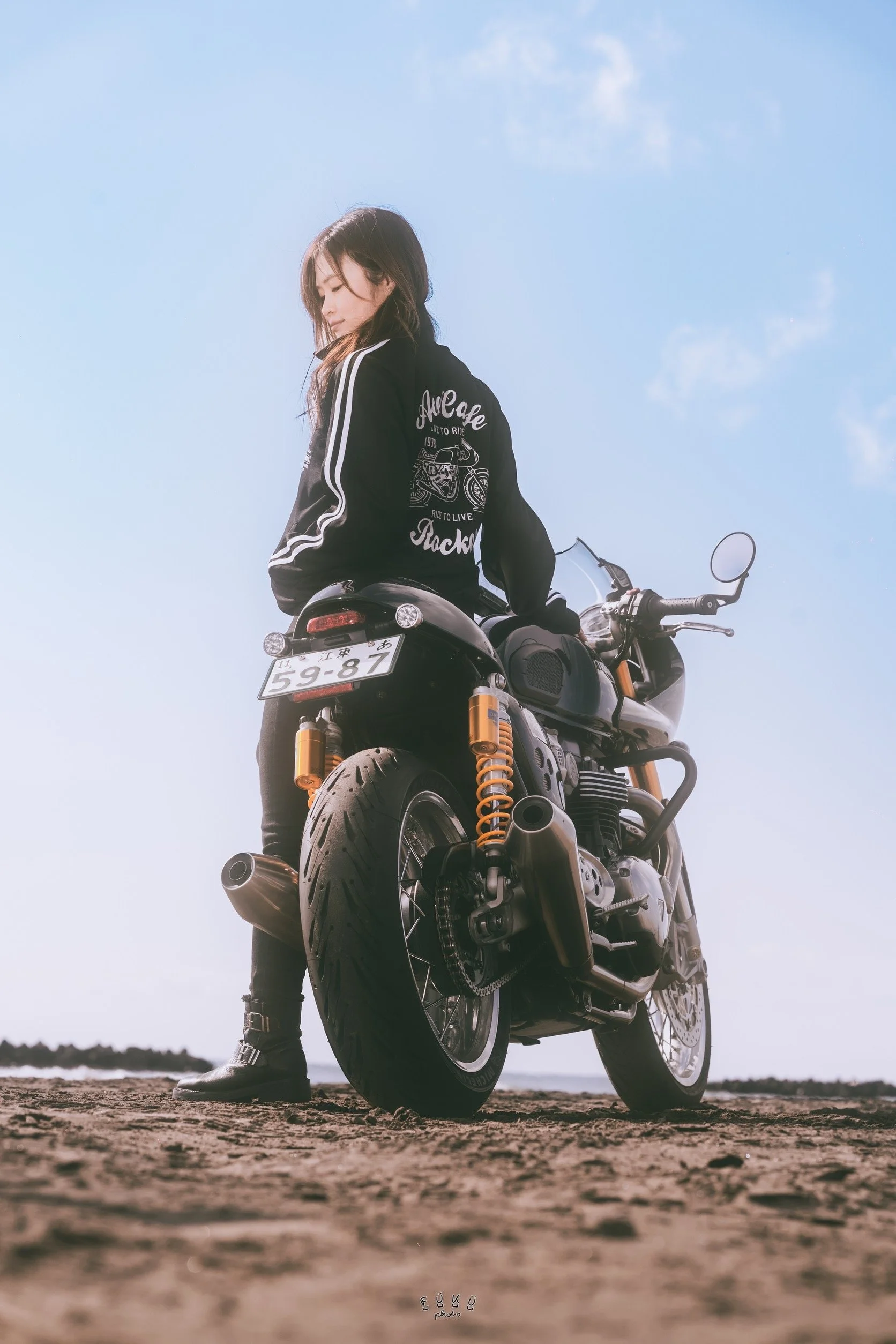 THE WIZARD &amp; THE MAGIC WAND: NOZOMI’S TRIUMPH THRUXTON 1200 R