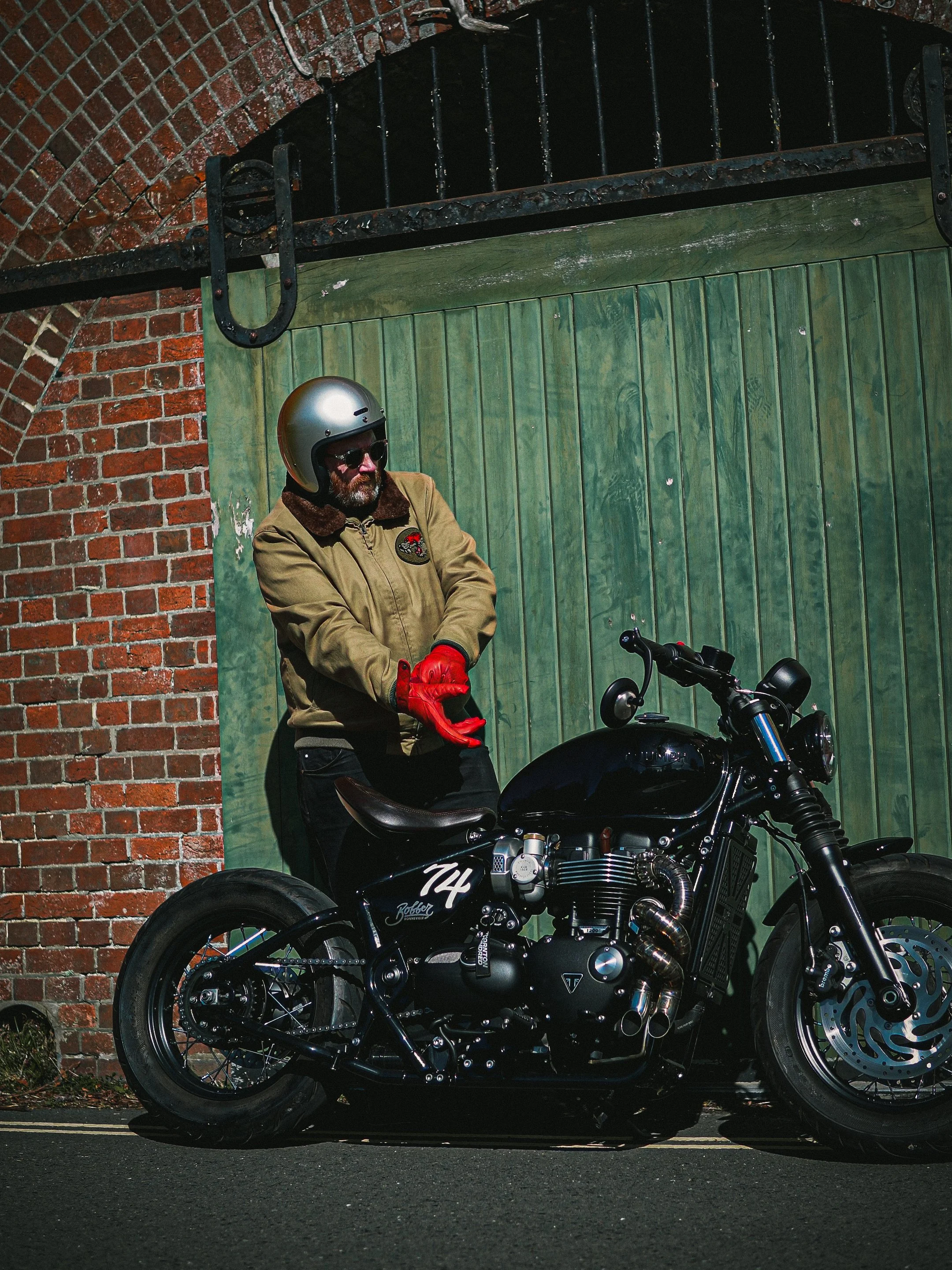 ECLIPSE ON THE COAST: TOMMY’S TRIUMPH BONNEVILLE BOBBER STEALTH EDITION