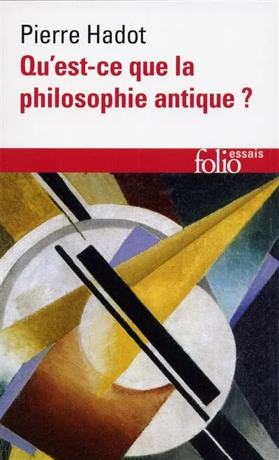 Couverture d'un livre intitulé "Qu'est-ce que la philosophie antique ?" de Pierre Hadot, avec une illustration abstraite de formes géométriques et de couleurs vives.