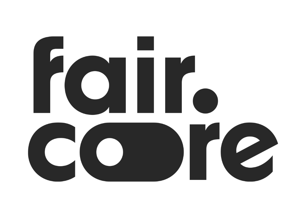 Logo avec les mots 'fair. core' en lettres minuscules charmantes et épaisses, en gris foncé sur fond blanc.