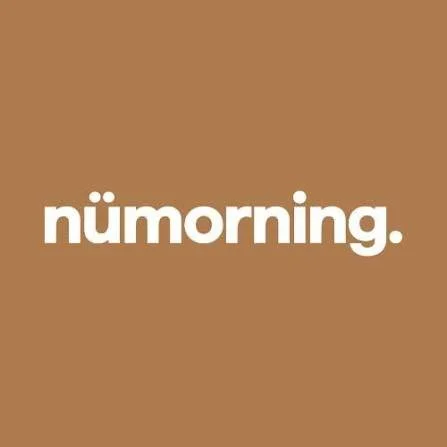 Texte blanc avec le mot 'nümorning.' sur un fond marron.