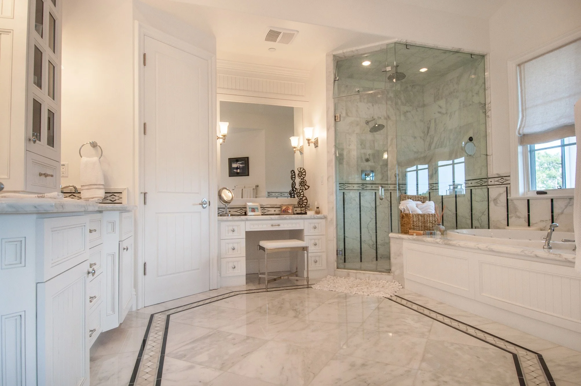020-capecod---white-&-black-master-bath.jpg
