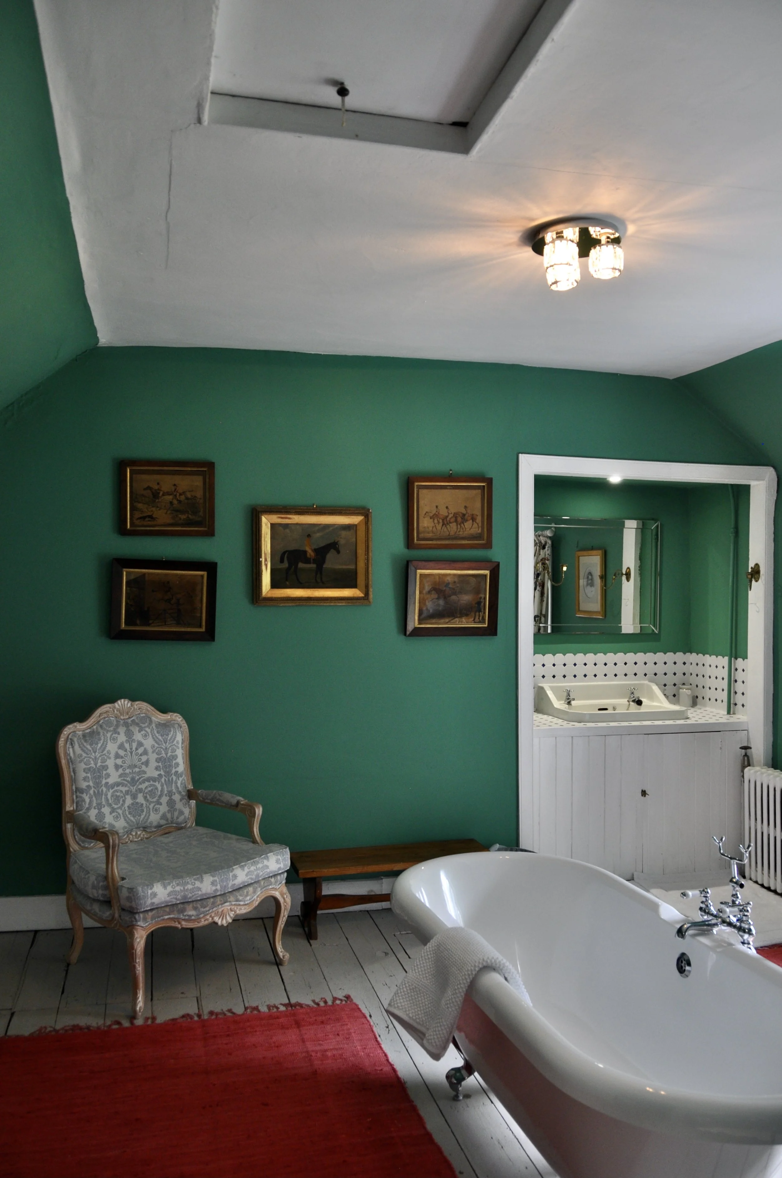 Main Bathroom 2.JPG