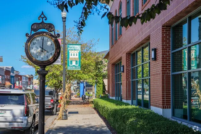 Lenoir City clock.jpg