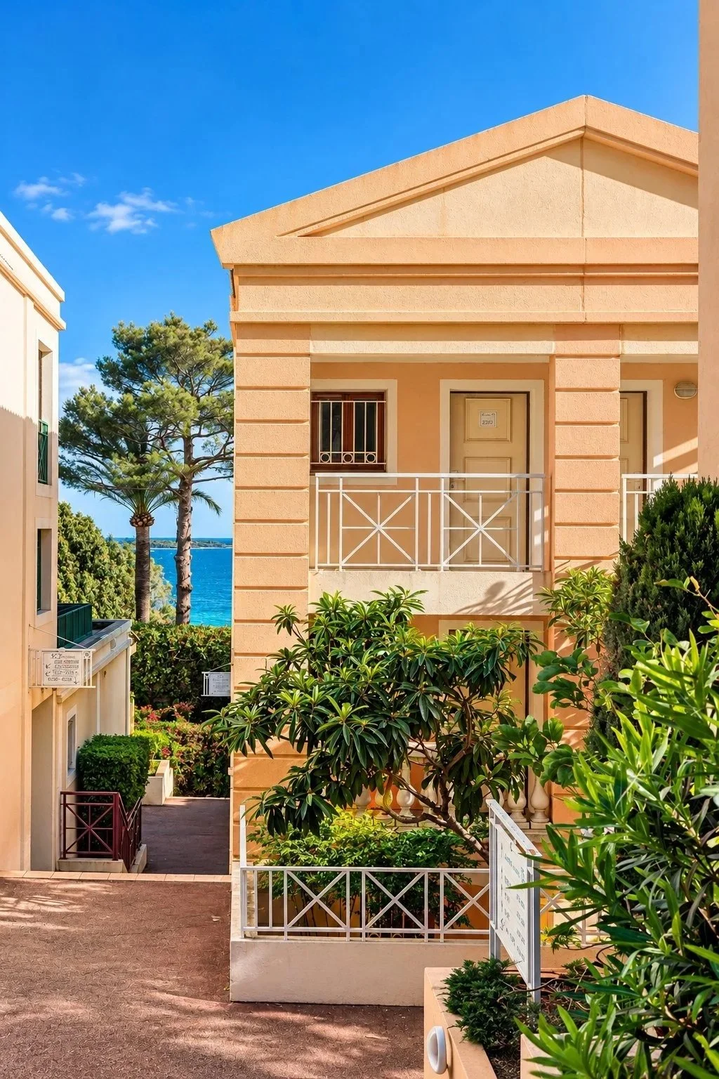 Cour+m%C3%A9diterran%C3%A9enne+avec+vue+sur+mer.jpg