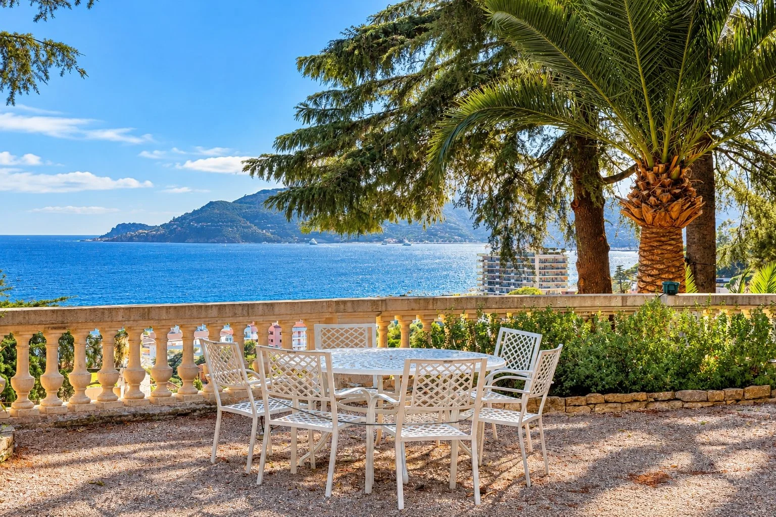 Terrasse méditerranéenne face à la mer (2).jpg