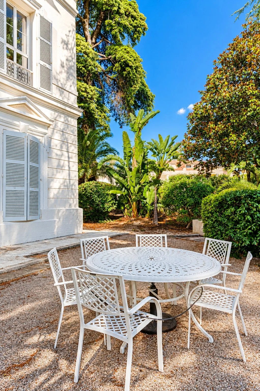 Patio méditerranéen sous le soleil.jpg