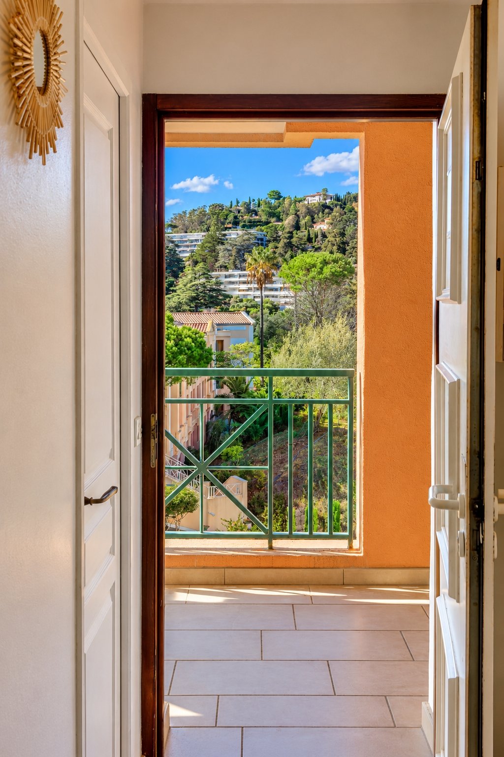 Vue méditerranéenne depuis la porte ouverte.jpg