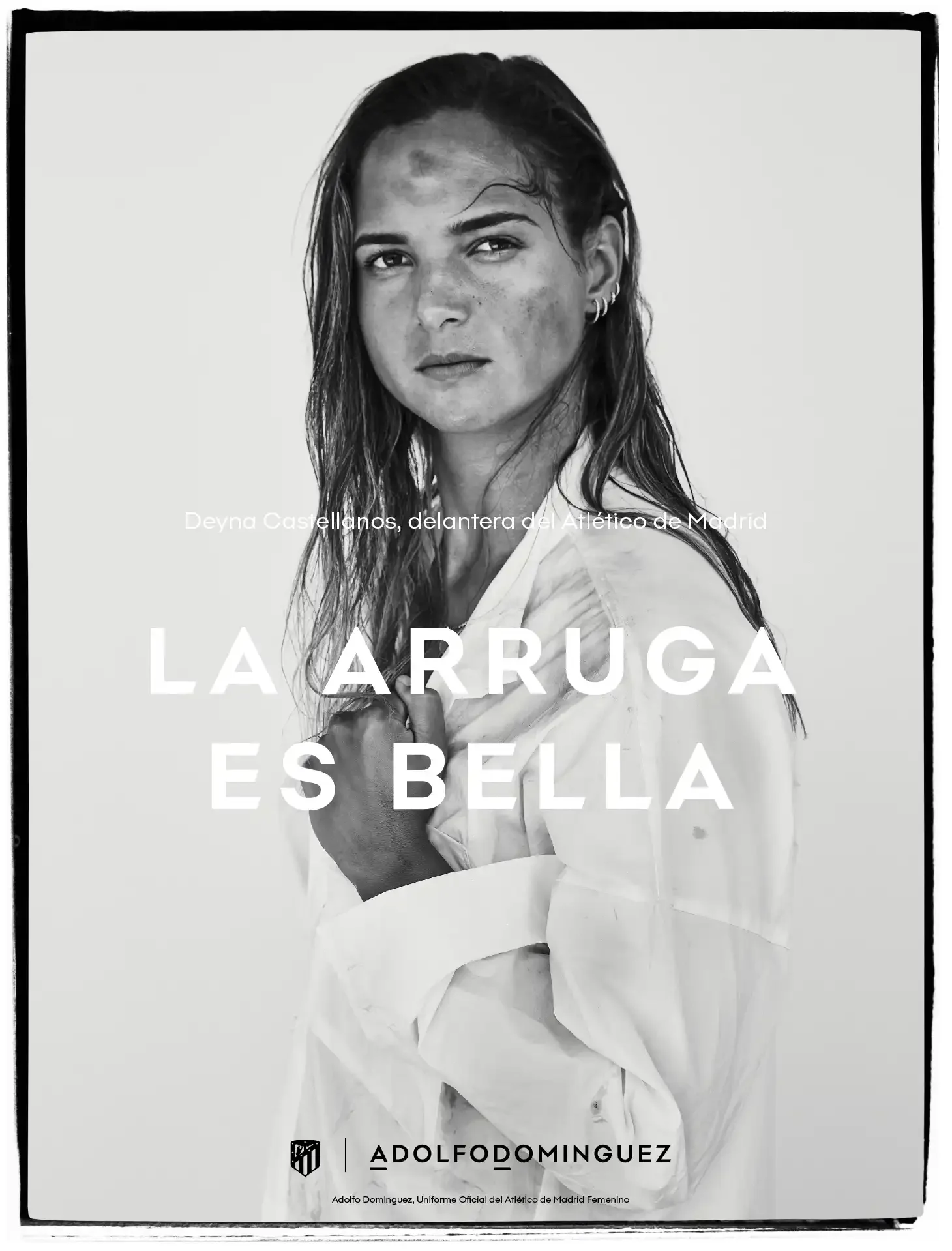 Retrato en blanco y negro de una mujer con cabello largo y rizado, vestida con una camisa blanca, con la mano en el pecho, en un fondo claro. Texto en la imagen: 'Deyna Castellanos, forward del Atlético de Madrid', y en la parte inferior: 'ADOLFO DOM