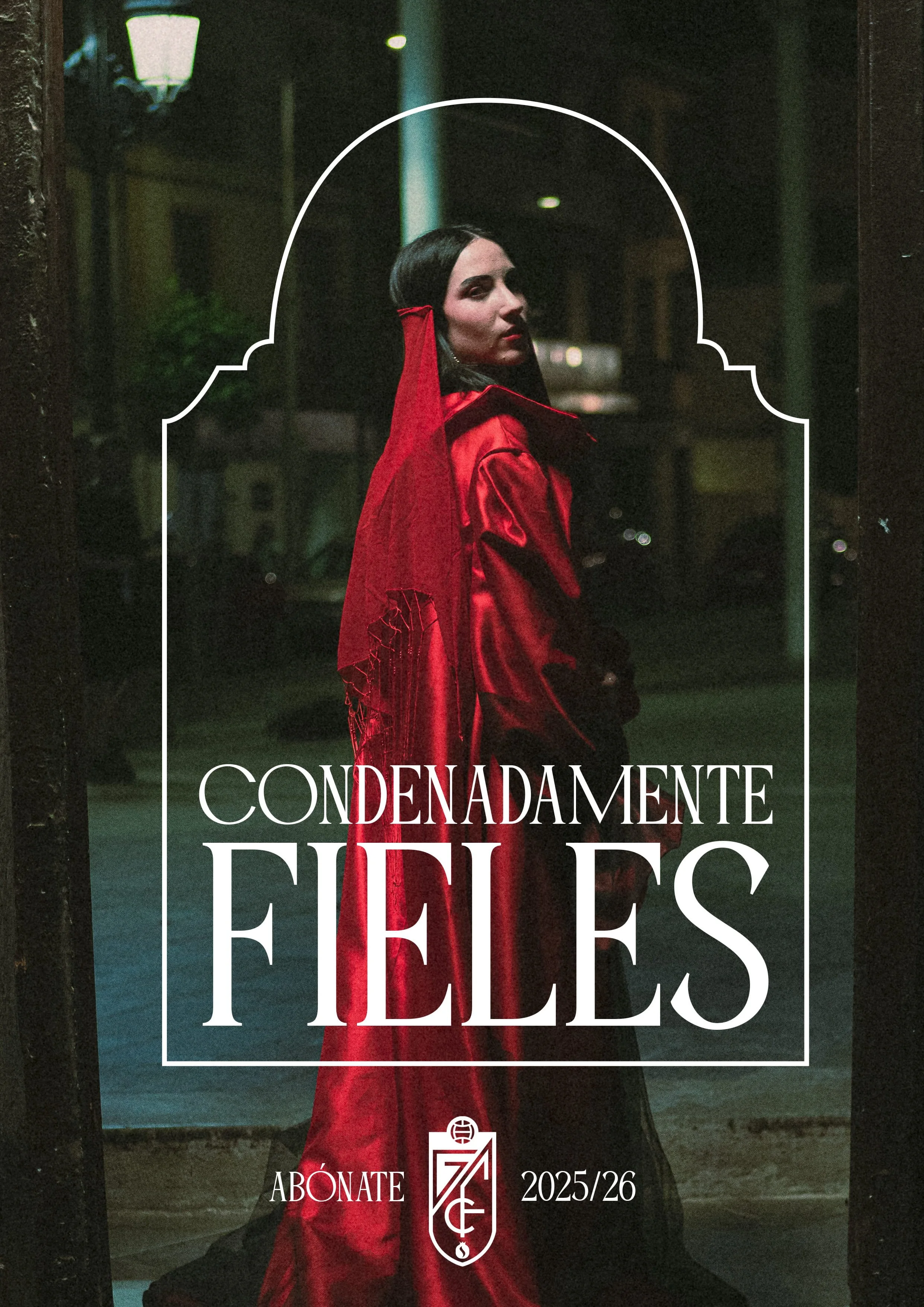 Un cartel publicitario con una mujer vestida con ropa roja y negra, con fondo oscuro y una fuente grande que dice 'Condemnadamente Fieles'.