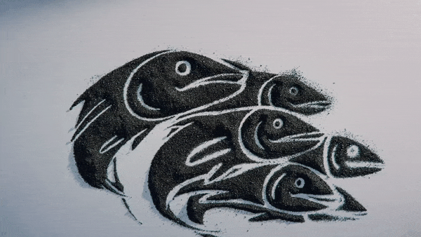 Dibujo de cuatro peces en tonos oscuros con detalles blancos, en diferentes tamaños, en un fondo claro.