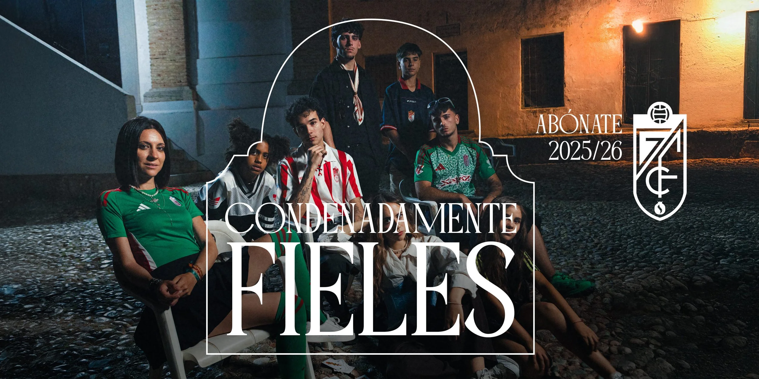 Grupo de jóvenes con ropa de equipo de fútbol en una calle de noche, con texto y logotipo de un club en la imagen que promociona la suscripción para la temporada 2025/26