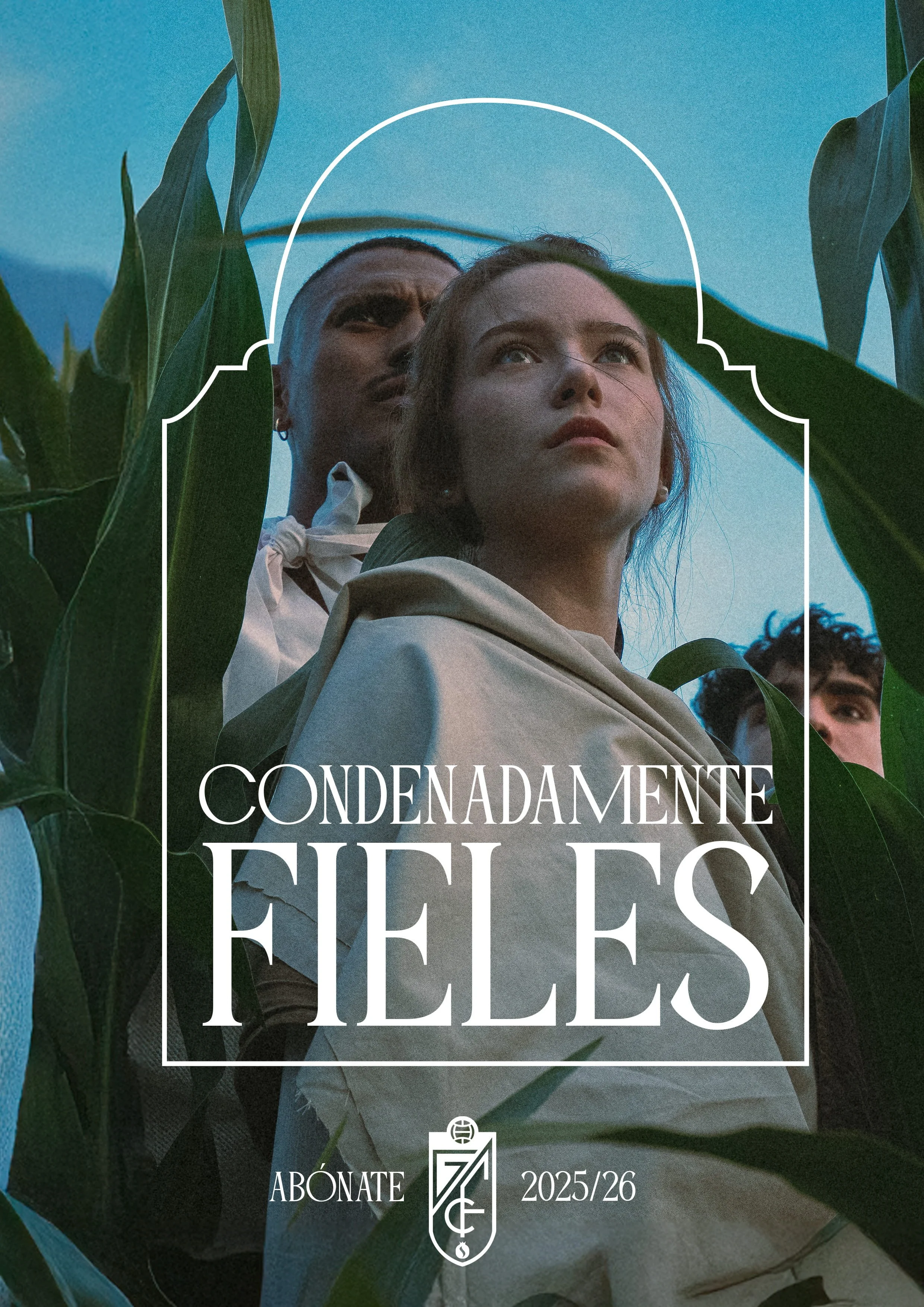 Personas en un campo de maíz con una superposición de texto en español que dice: "Condenadamente felices."