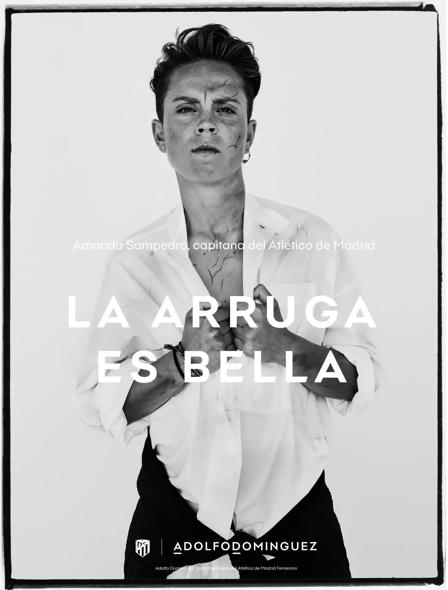 Retrato en blanco y negro de una mujer con un look rebelde. Ella viste una camisa blanca con las mangas arremangadas y tiene el cabello corto y peinado hacia atrás. La mujer muestra una expresión desafiante y segura. El texto en la imagen dice: 'Aman