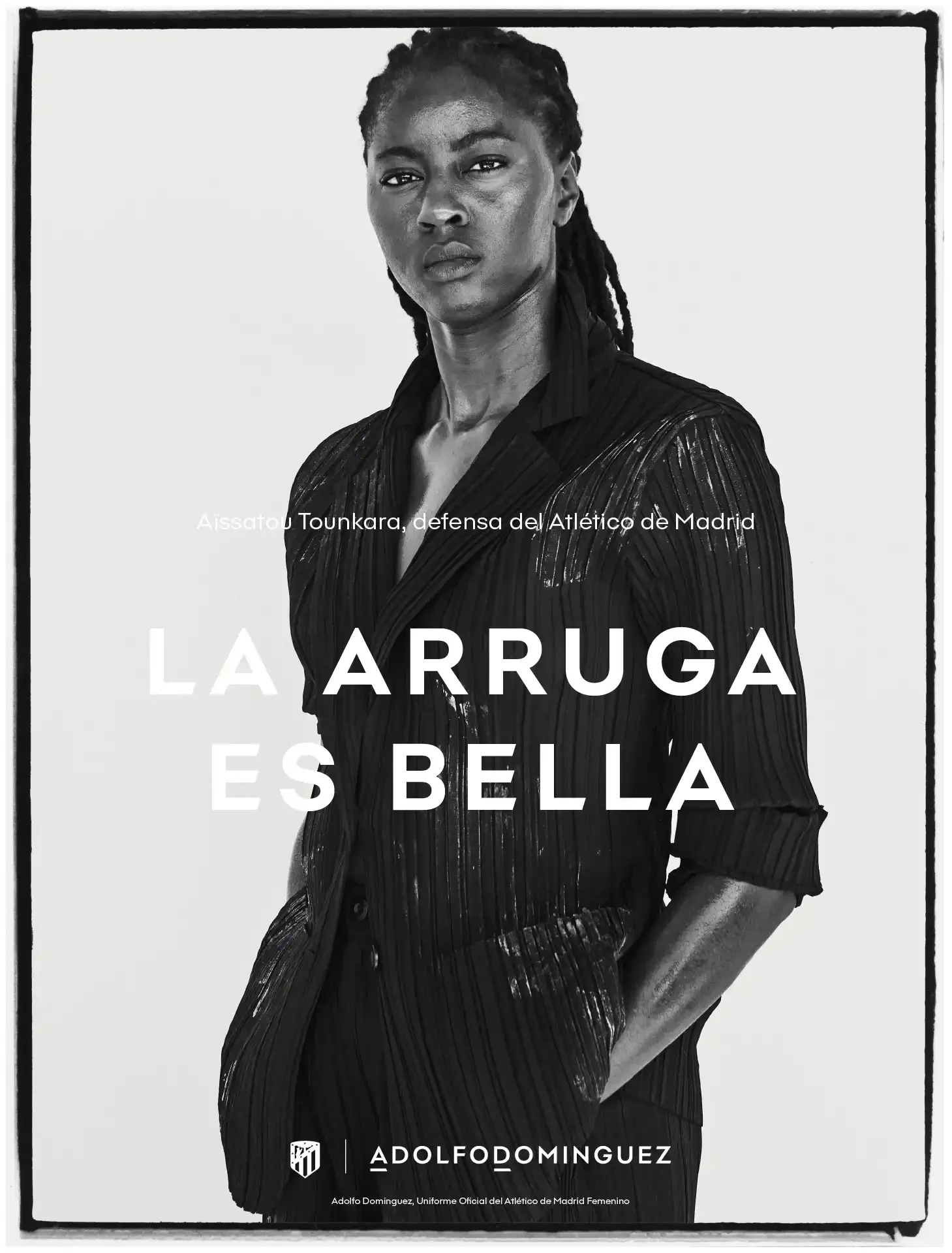 Mujer de cabello rasta en ropa negra, en un fondo gris claro, con texto en español que dice 'La arruga es bella' y menciona a Aissatou Tounkara como defensora del Atlético de Madrid. También hay un logotipo y texto relacionado con Adolfo Domínguez.