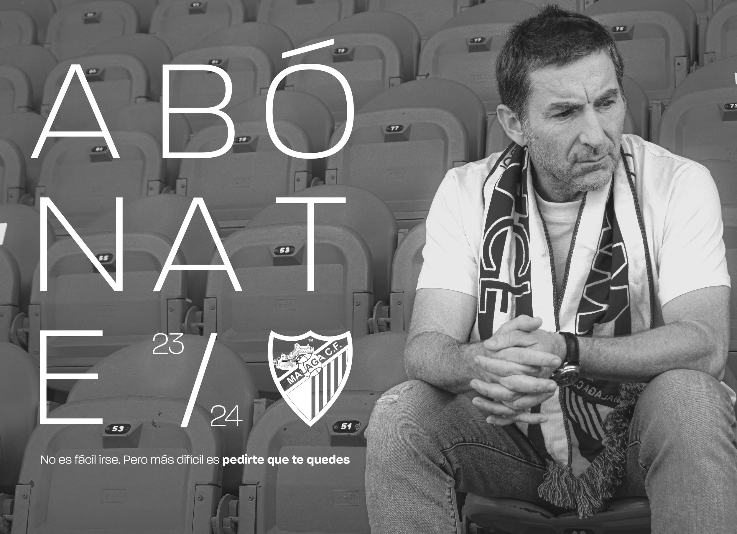 Hombre con barba y camiseta gris, sentado en un estadio o cancha con asientos de plástico numerados, cruzado de brazos y con bufanda. Texto en la imagen que dice: "No es fácil irse. Pero más difícil es pedirte que te quedes". Logo del club de fútbol 