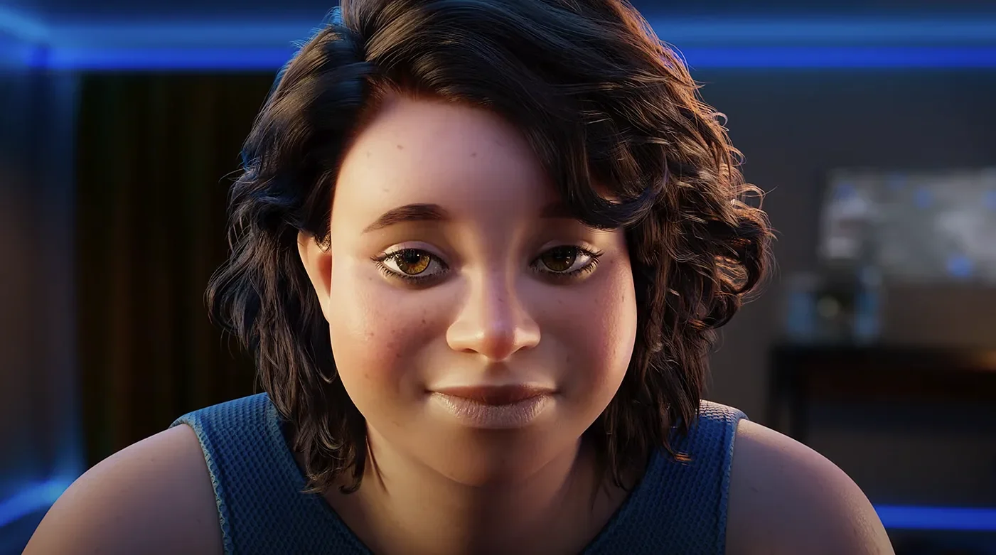 Mujer con cabello rizado y corto, expresando una sonrisa suave, viste una camiseta deportiva azul, en un entorno con luz apagada y fondo difuso.