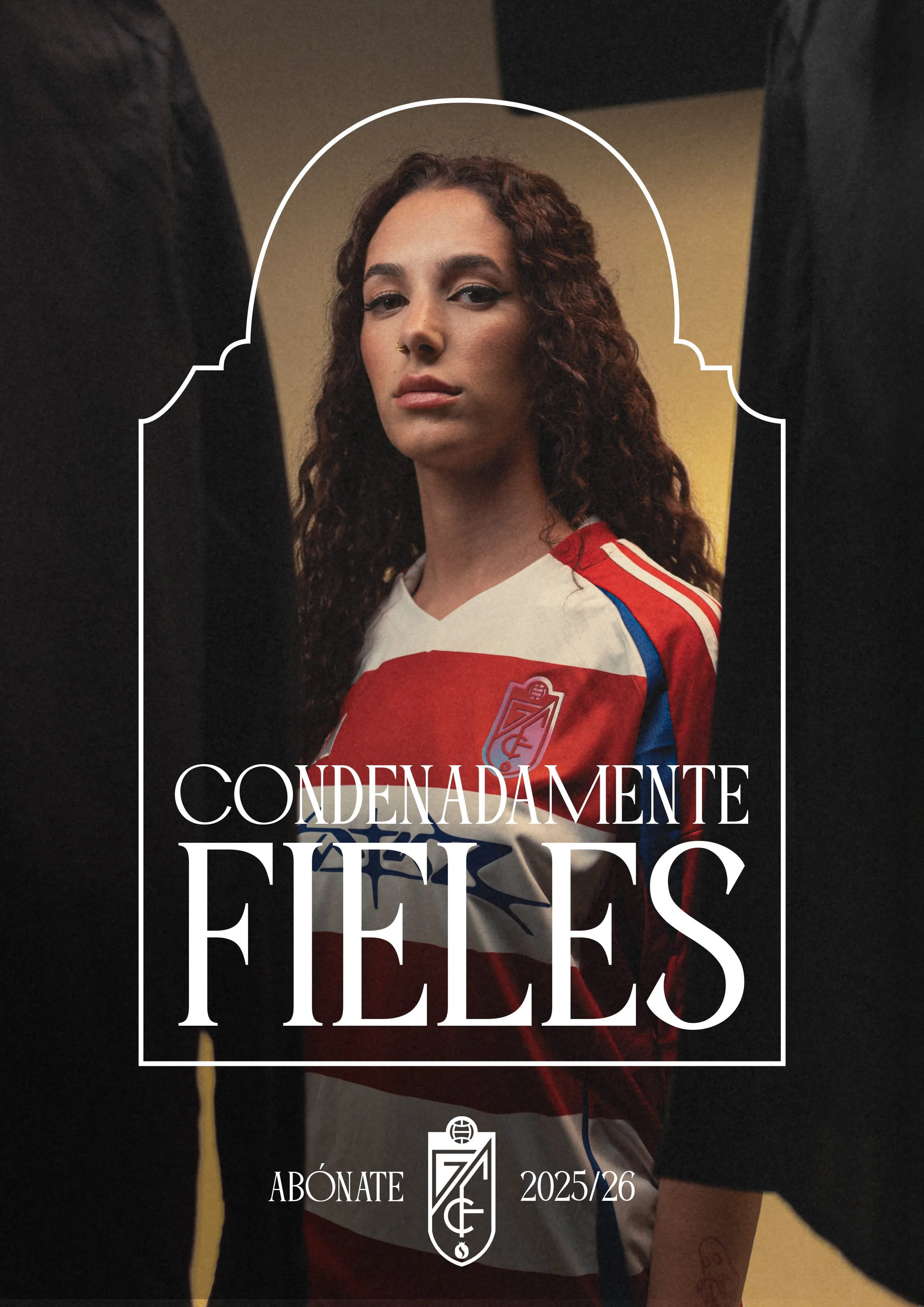 Una mujer con cabello rizado y piel clara, usando una camiseta de fútbol de rayas rojas, blancas y azules con un escudo de equipo en el pecho, miranda con expresión seria, en una imagen que parece un cartel con el texto "Condenadamente Fieles" y deta