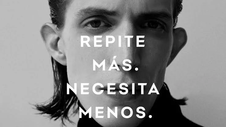 Retrato en blanco y negro de un hombre con texto que dice "Repite más. Necesita menos."