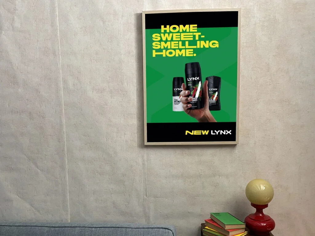 Un cartel publicitario con fondo verde y negro que promociona un nuevo desodorante Lynx, con la frase 'Home sweet-smelling home' y una mano sosteniendo una lata del producto.