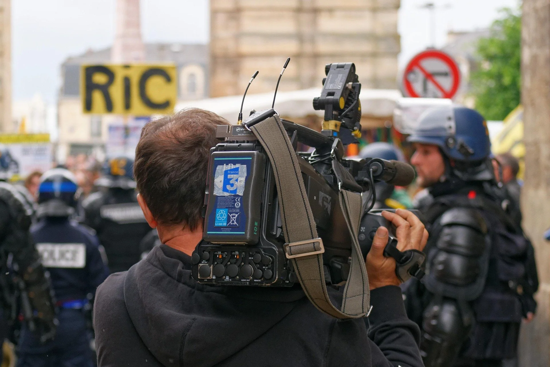 dylan_agbagni-journalist-6847555_1920.jpg