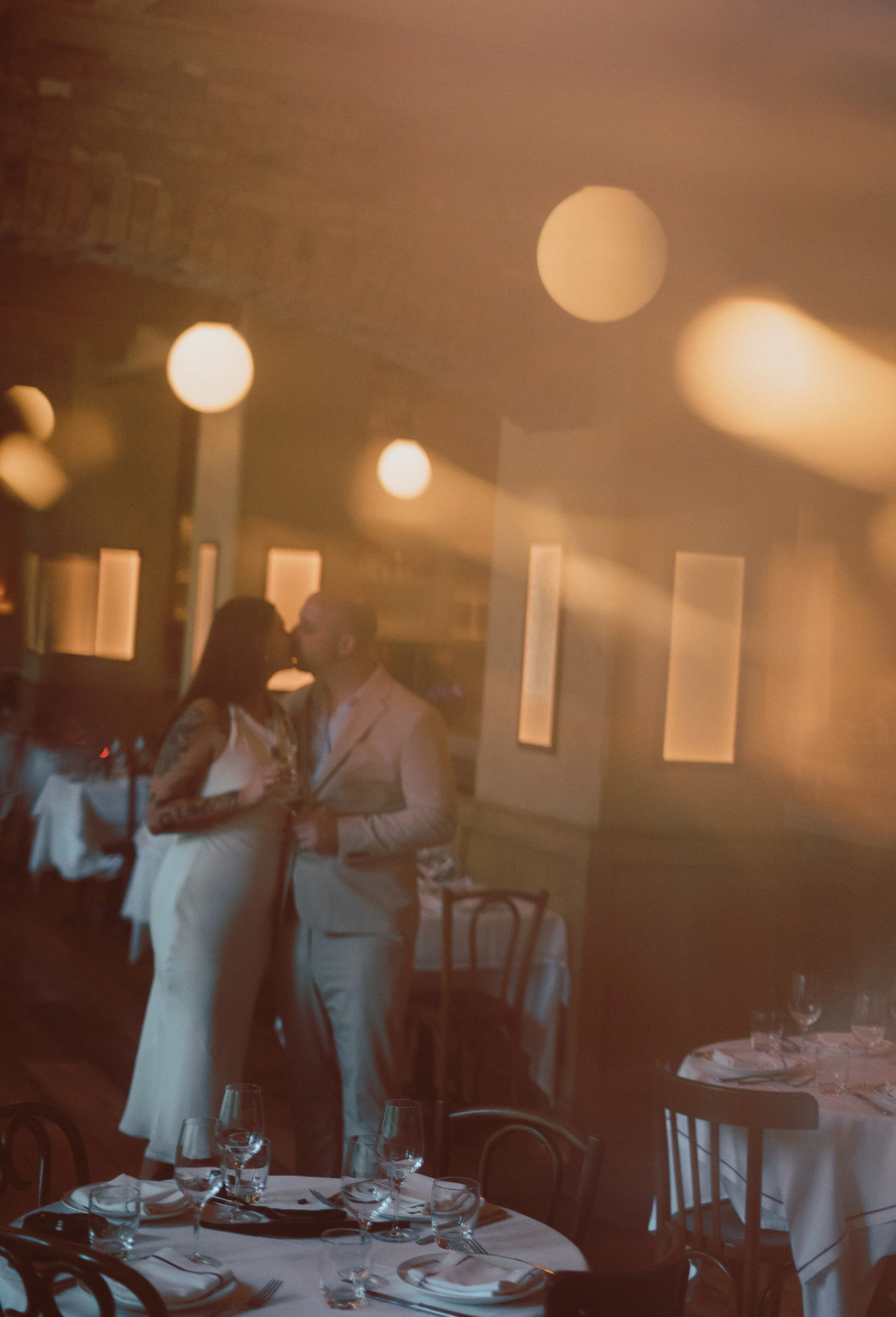 du_soleil_photographie_shanna_matt_engagementsession_rittenhousesquare_borrominirestaurant-44.jpg