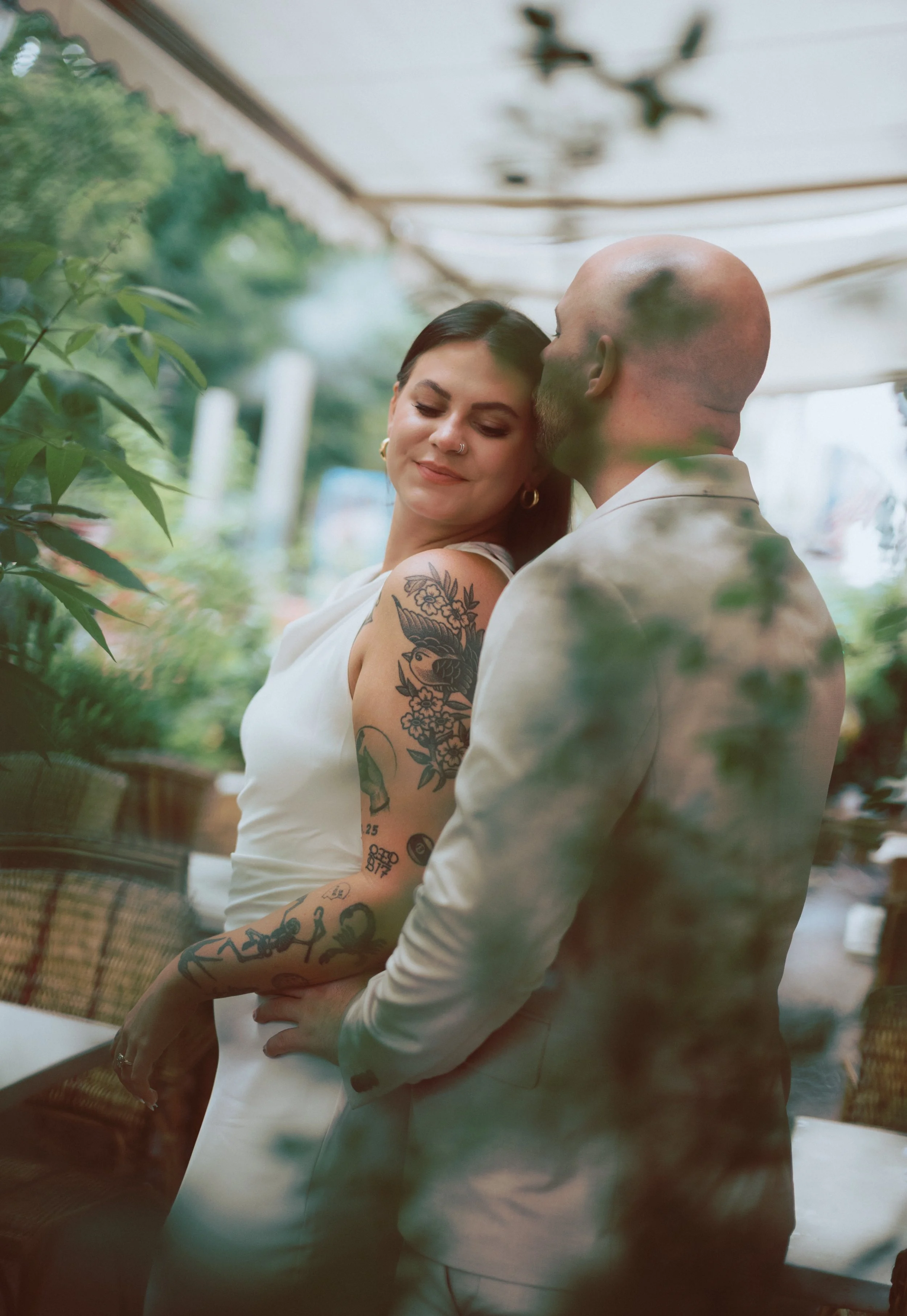 du_soleil_photographie_shanna_matt_engagementsession_rittenhousesquare_borrominirestaurant-74.jpg