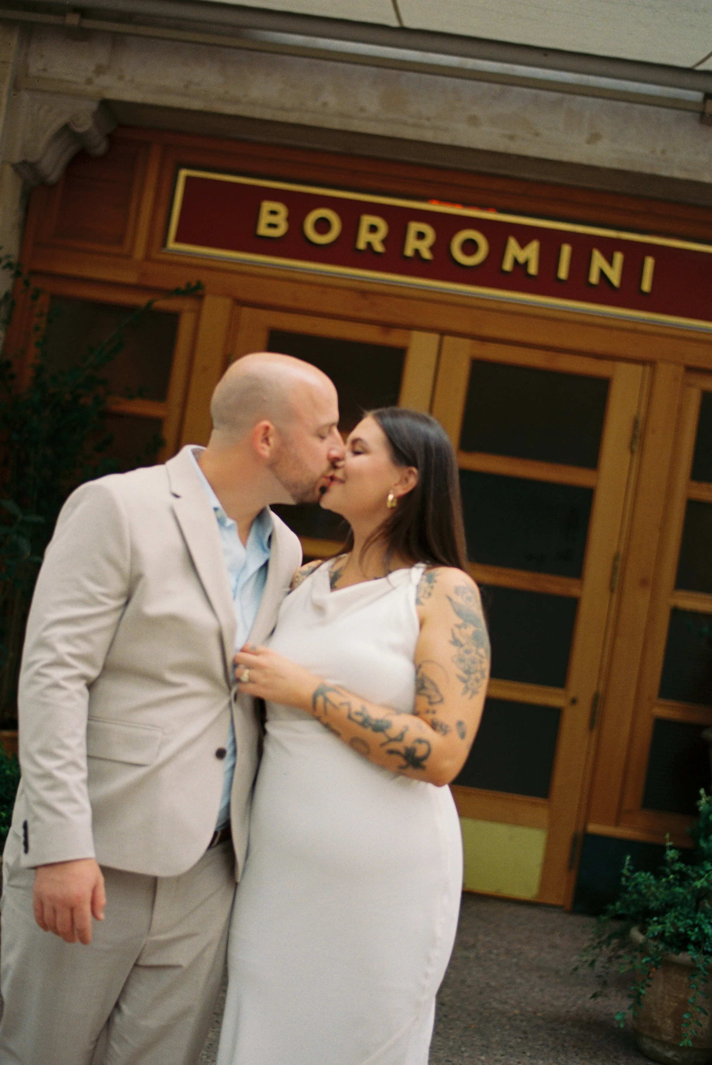 du_soleil_photographie_shanna_matt_engagementsession_rittenhousesquare_borrominirestaurant-155.jpg