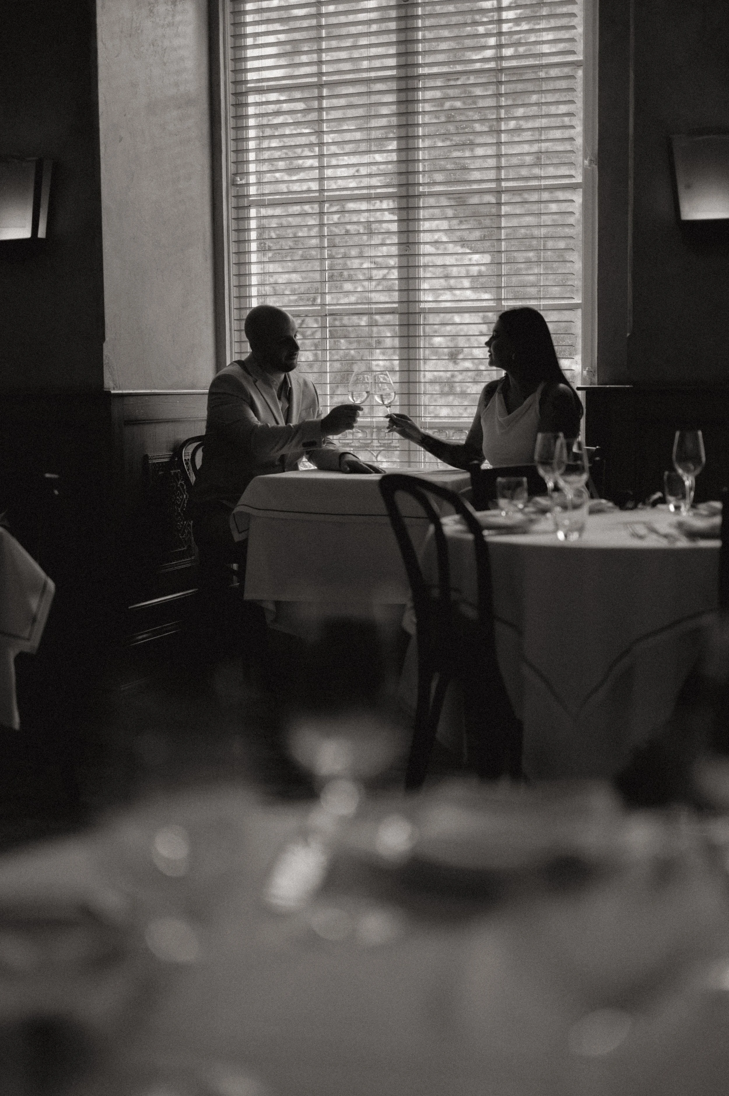 du_soleil_photographie_shanna_matt_engagementsession_rittenhousesquare_borrominirestaurant-16.jpg