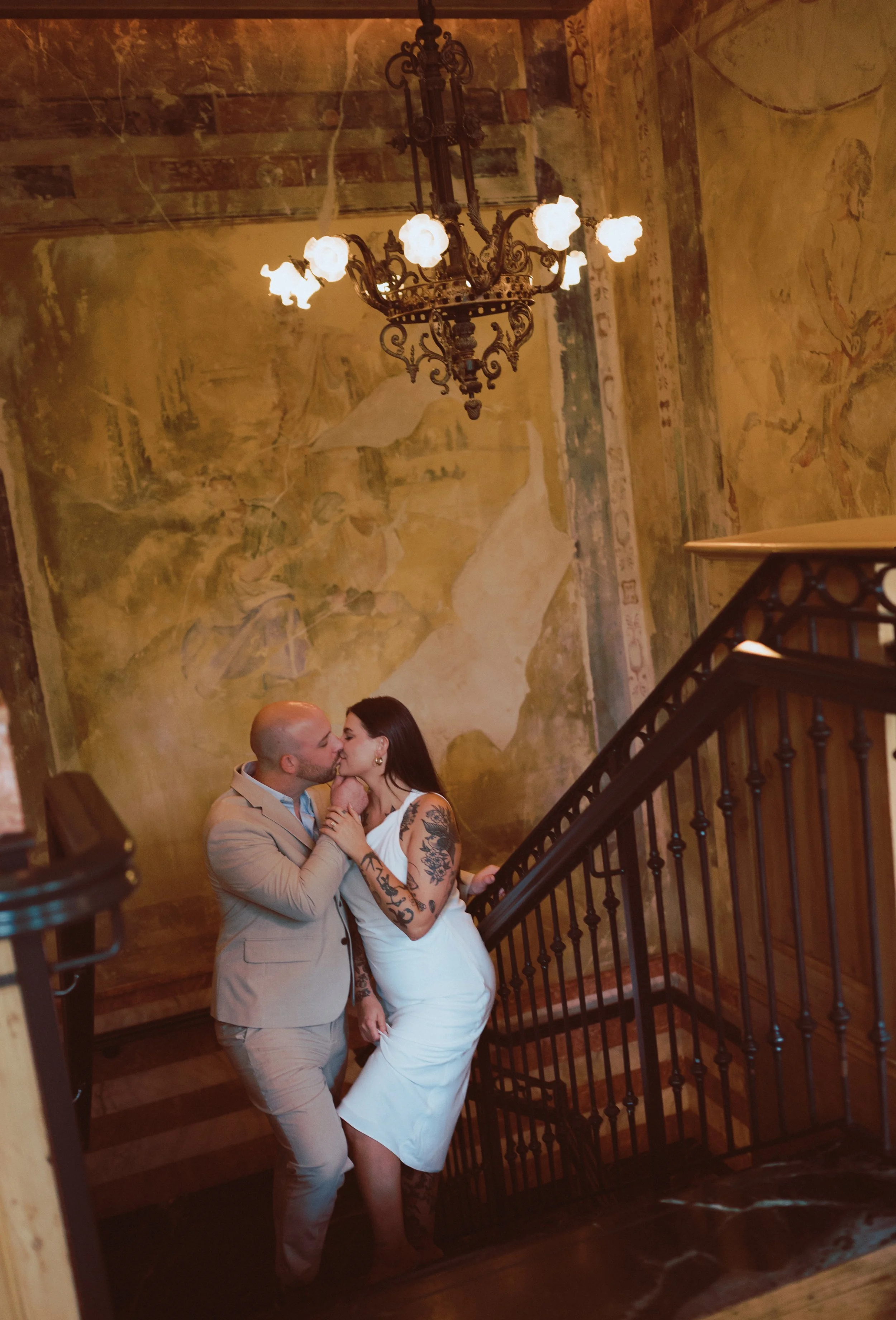 du_soleil_photographie_shanna_matt_engagementsession_rittenhousesquare_borrominirestaurant-66.jpg