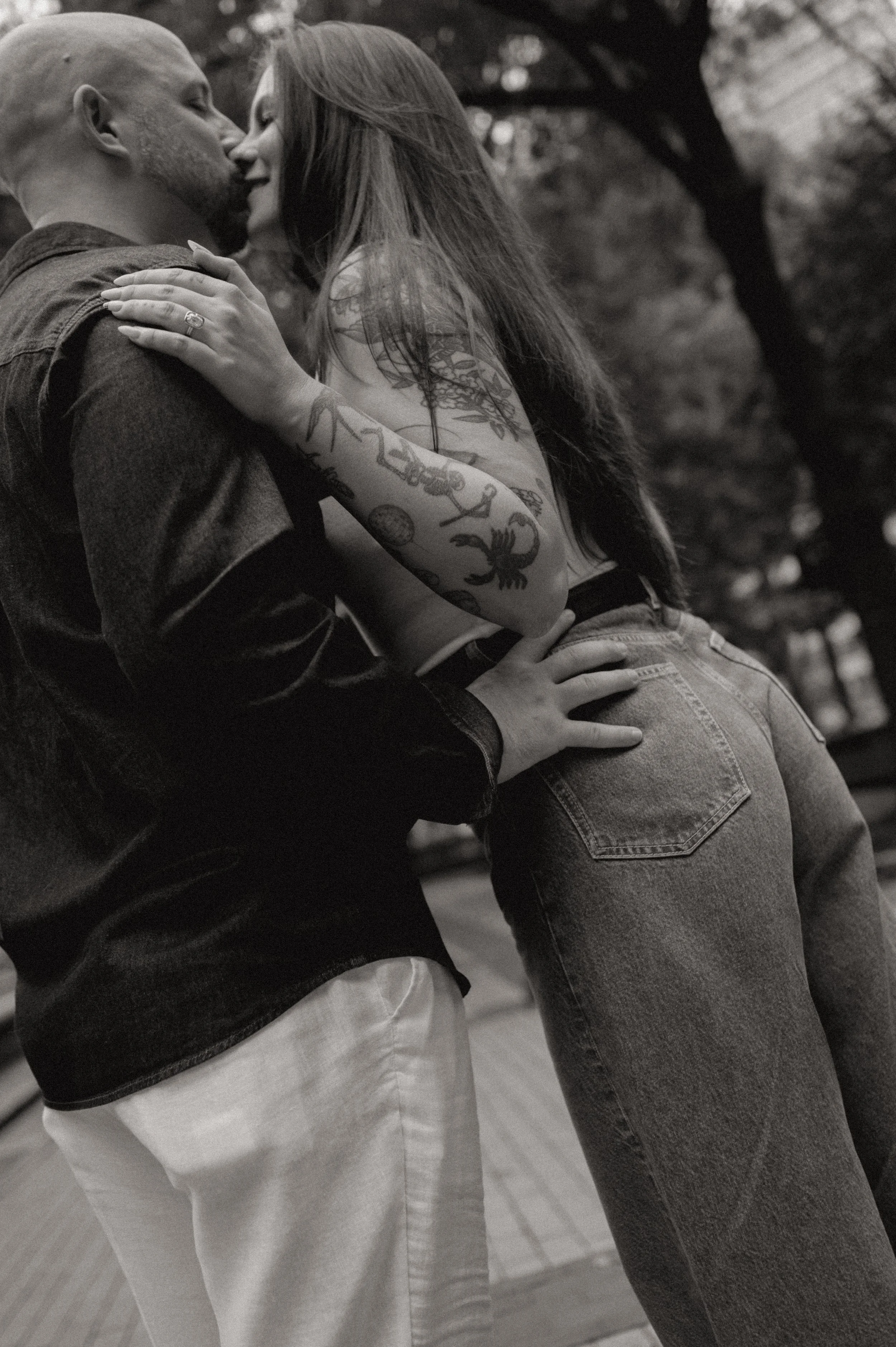 du_soleil_photographie_shanna_matt_engagementsession_rittenhousesquare_borrominirestaurant-114.jpg
