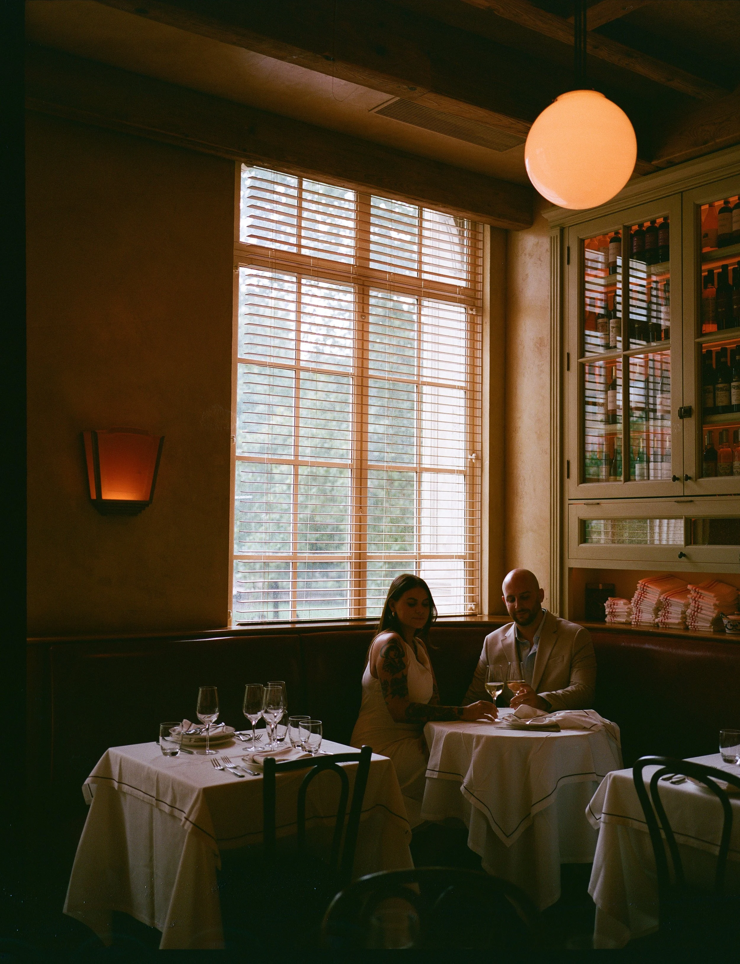 du_soleil_photographie_shanna_matt_engagementsession_rittenhousesquare_borrominirestaurant-139.jpg