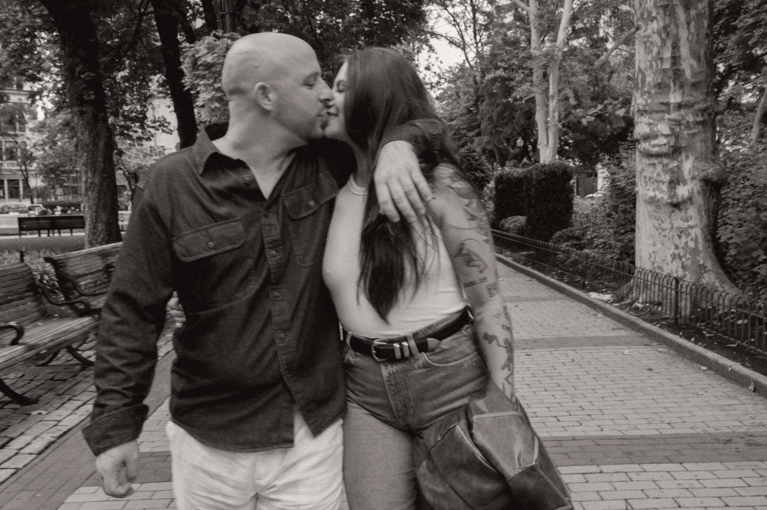 du_soleil_photographie_shanna_matt_engagementsession_rittenhousesquare_borrominirestaurant-116.jpg