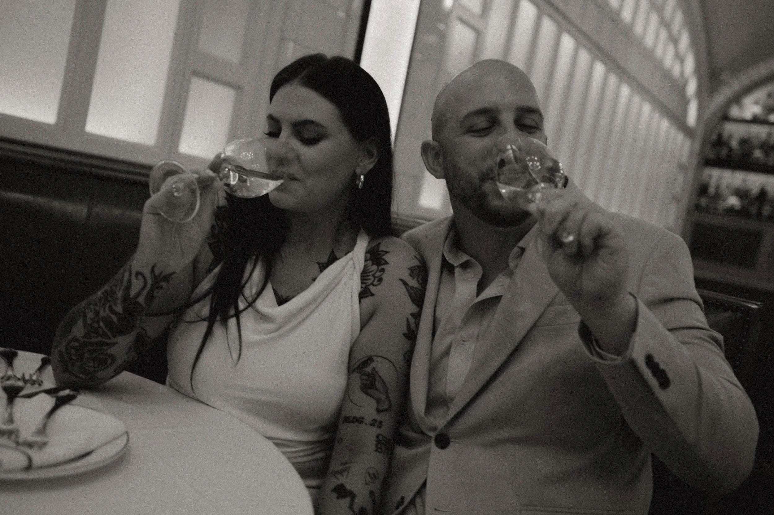 du_soleil_photographie_shanna_matt_engagementsession_rittenhousesquare_borrominirestaurant-71.jpg