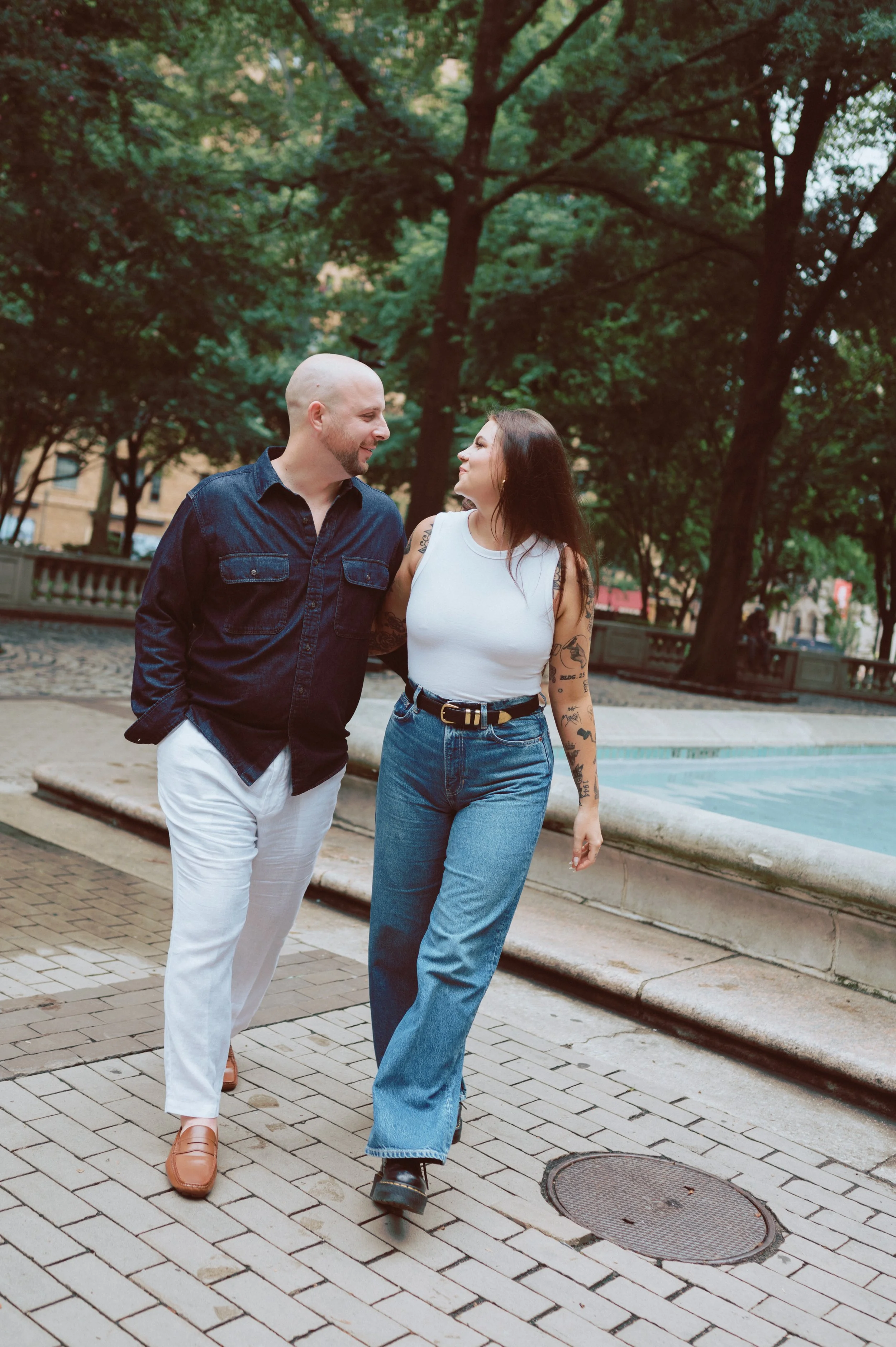 du_soleil_photographie_shanna_matt_engagementsession_rittenhousesquare_borrominirestaurant-110.jpg