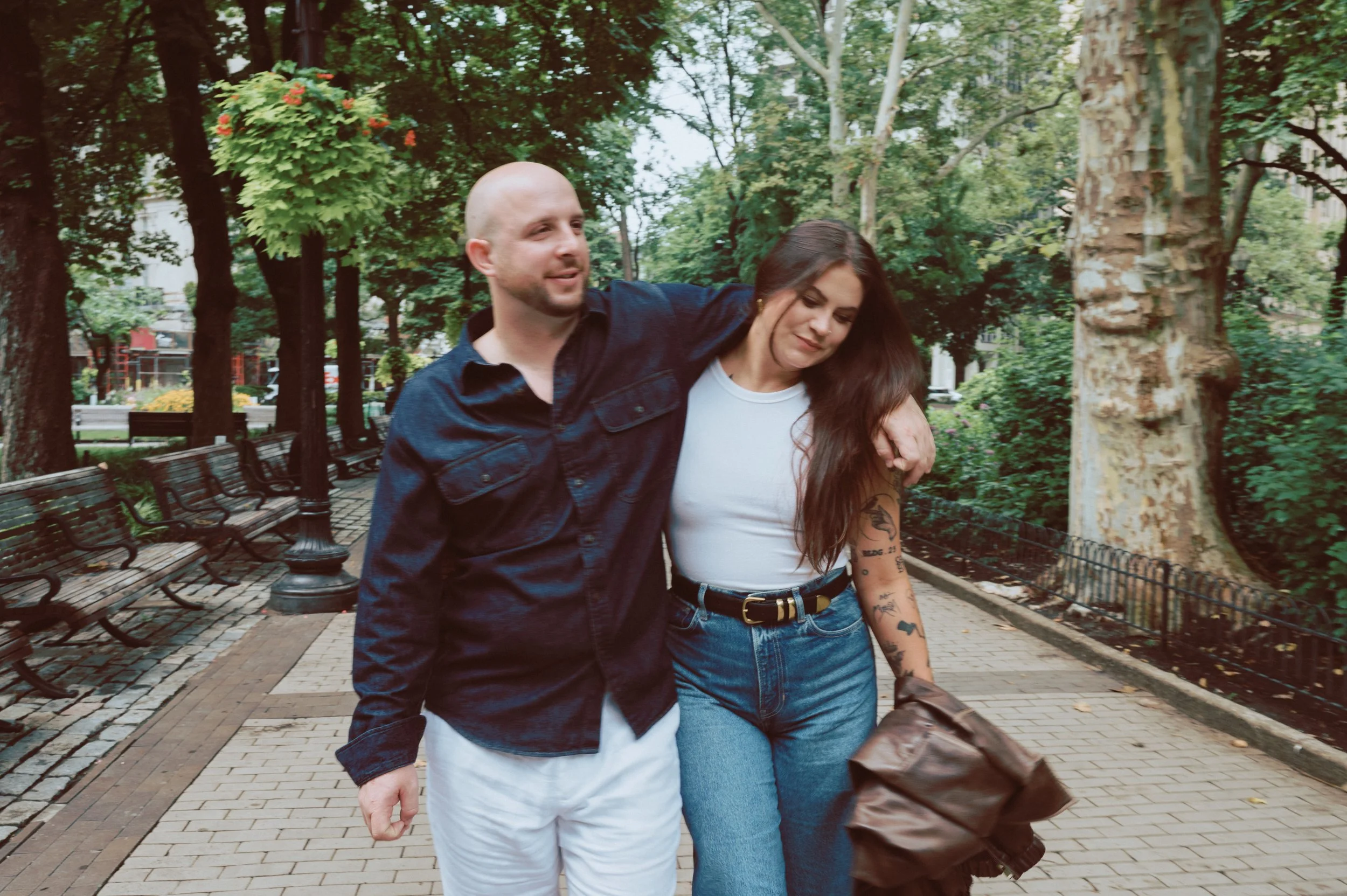 du_soleil_photographie_shanna_matt_engagementsession_rittenhousesquare_borrominirestaurant-115.jpg