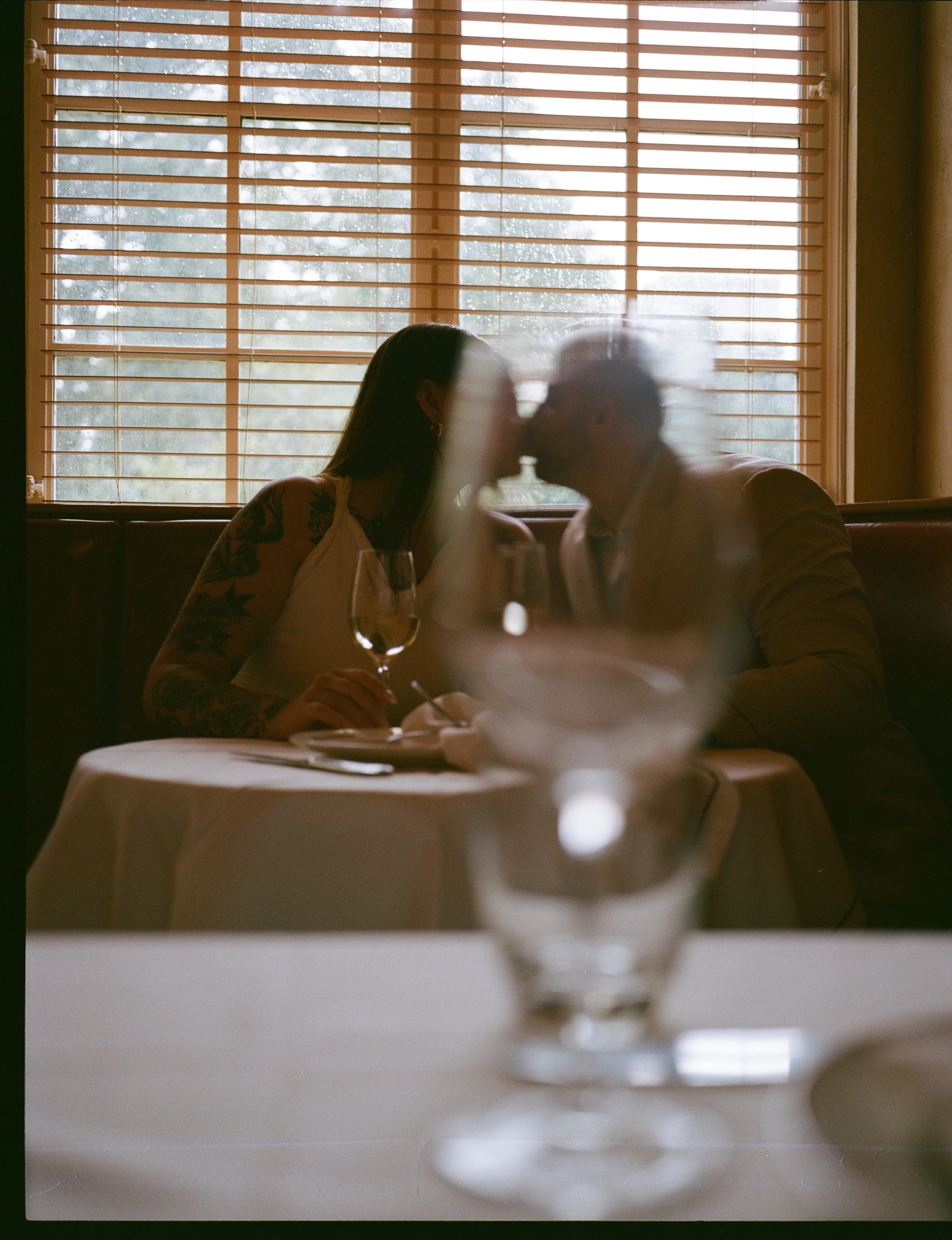 du_soleil_photographie_shanna_matt_engagementsession_rittenhousesquare_borrominirestaurant-140.jpg