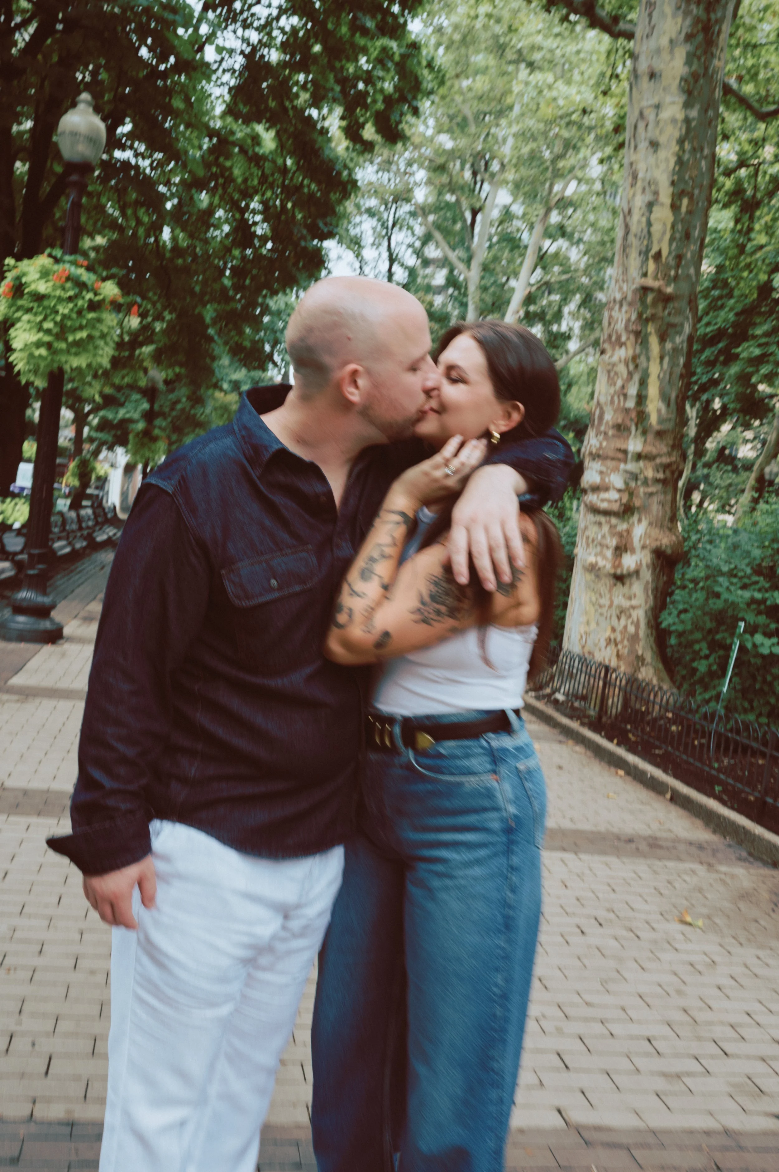 du_soleil_photographie_shanna_matt_engagementsession_rittenhousesquare_borrominirestaurant-117.jpg